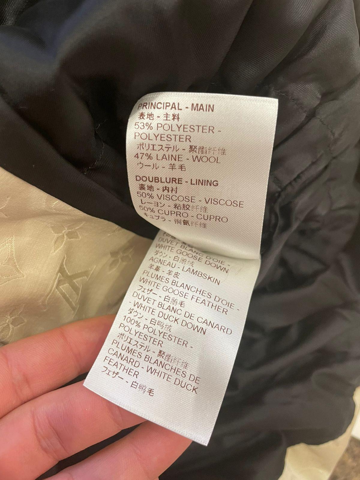 Giacca Louis Vuitton Monogram con piume d'oca bianche in vendita 2