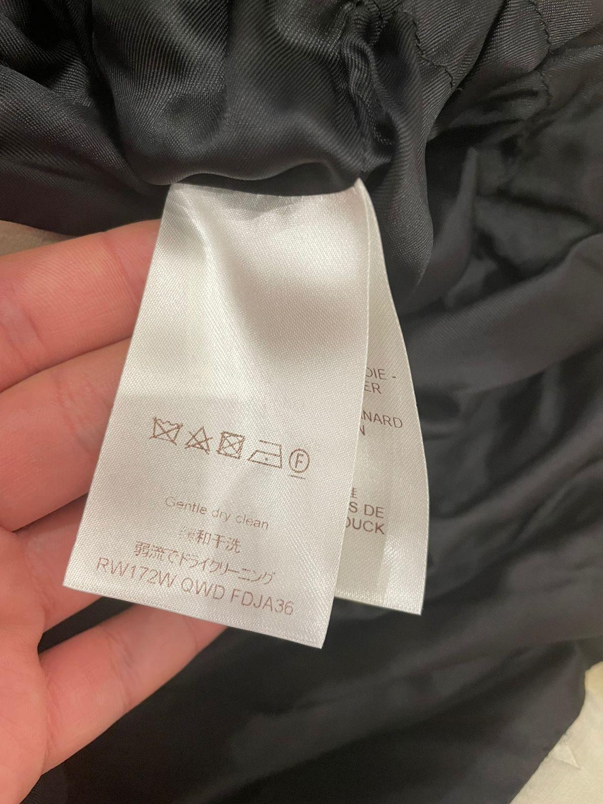 Giacca Louis Vuitton Monogram con piume d'oca bianche in vendita 3