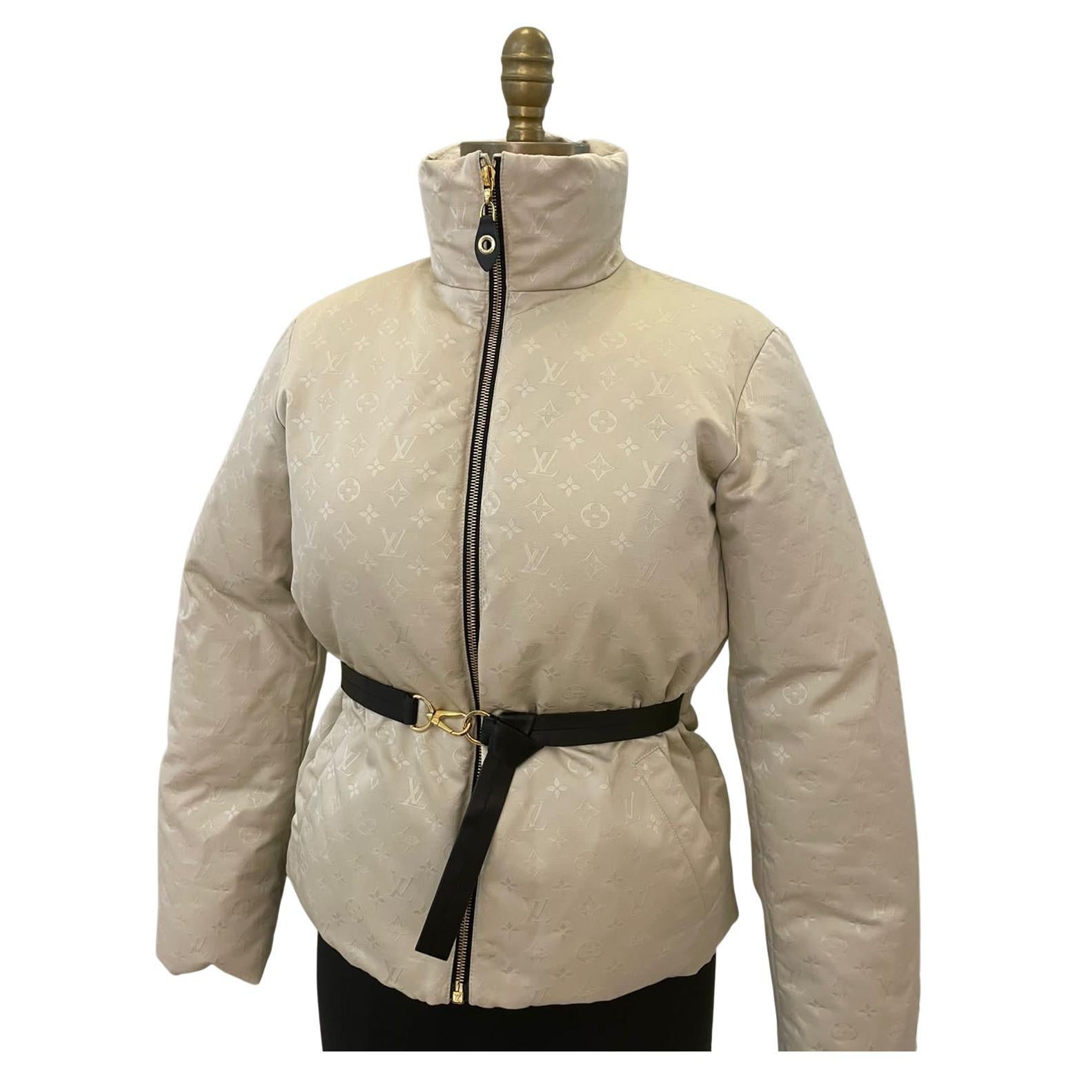 Giacca Louis Vuitton Monogram con piume d'oca bianche in vendita