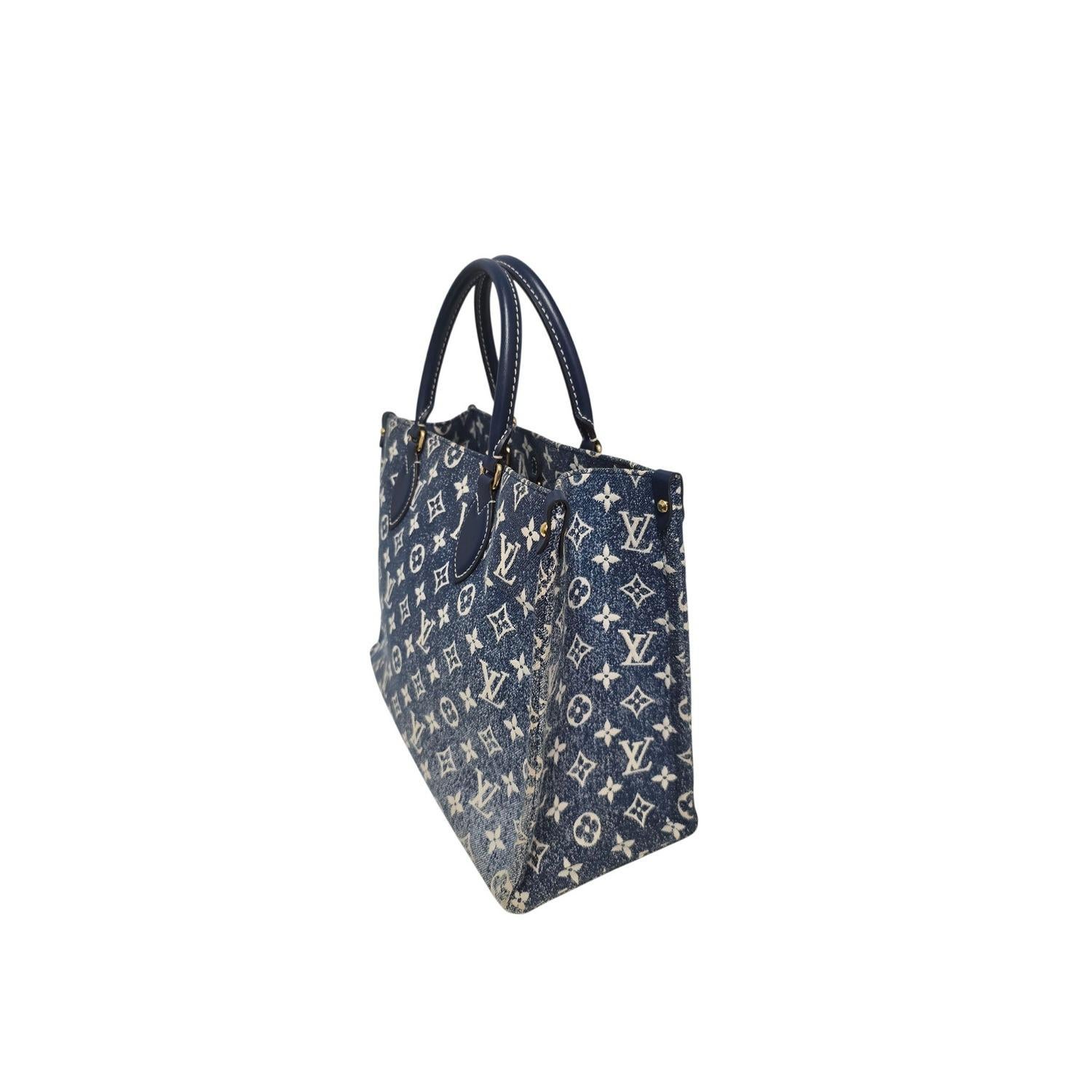 Louis Vuitton Monogram Jacquard Bleu Denim Onthego MM Tote Pour femmes en vente