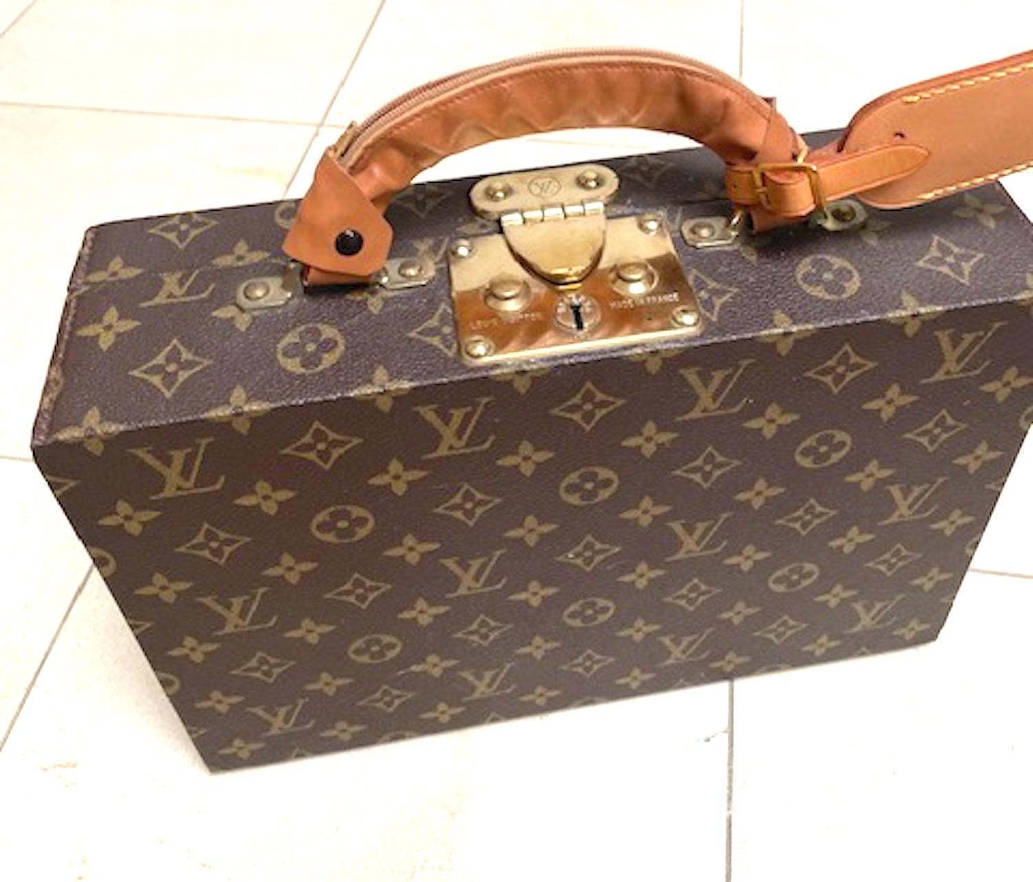 This was a gift given to my brother who recently passed away.  It has NEVER been used and even has its original handle cover, two jewelry levels with different  with removable tray and compartments of different sizes.  Also comes with two keys. This