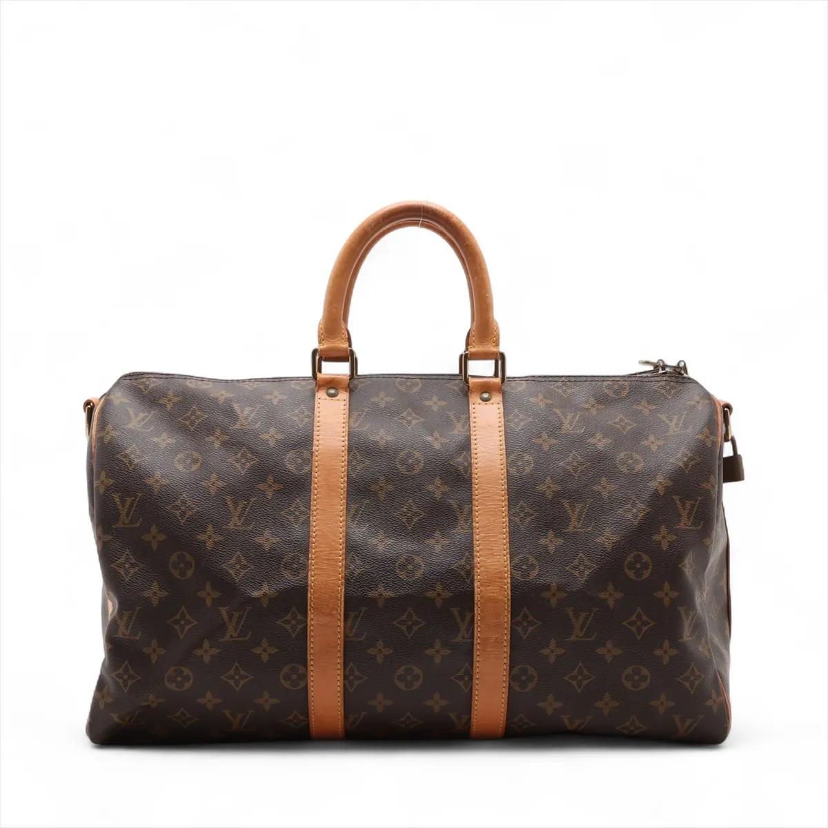 Die Louis Vuitton Monogram Keepall 45 ist eine zeitlose Reisetasche, die für ihr elegantes Design und ihre praktische Funktionalität bekannt ist. Die aus dem für die Marke charakteristischen Monogram Canvas gefertigte Tasche ist mit natürlichem