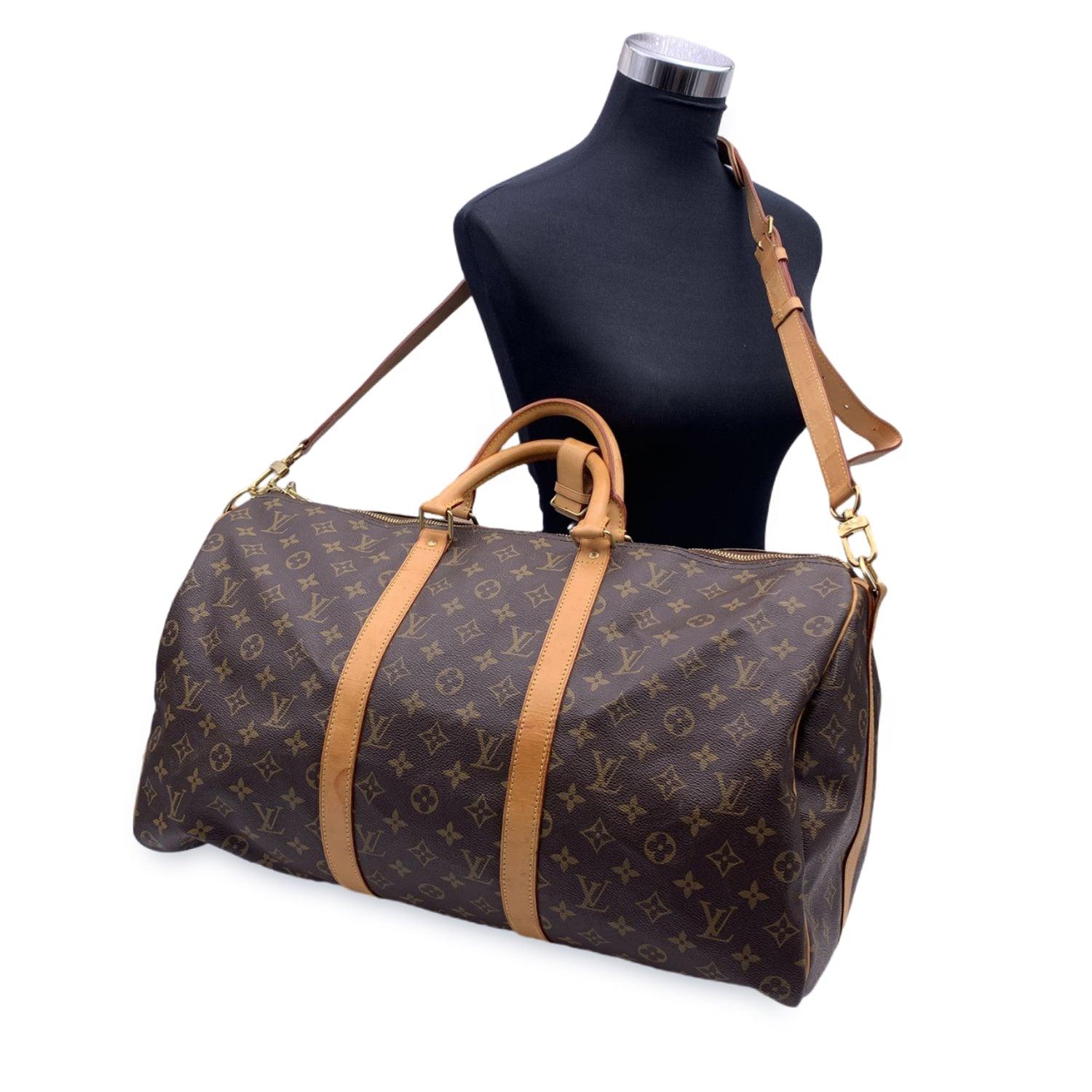 This beautiful Bag will come with a Certificate of Authenticity provided by Entrupy. The certificate will be provided at no further cost. Vintage Louis Vuitton 'Keepall Bandouliere 50' Travel bag. Monogram canvas and beige leather trim. Double zip
