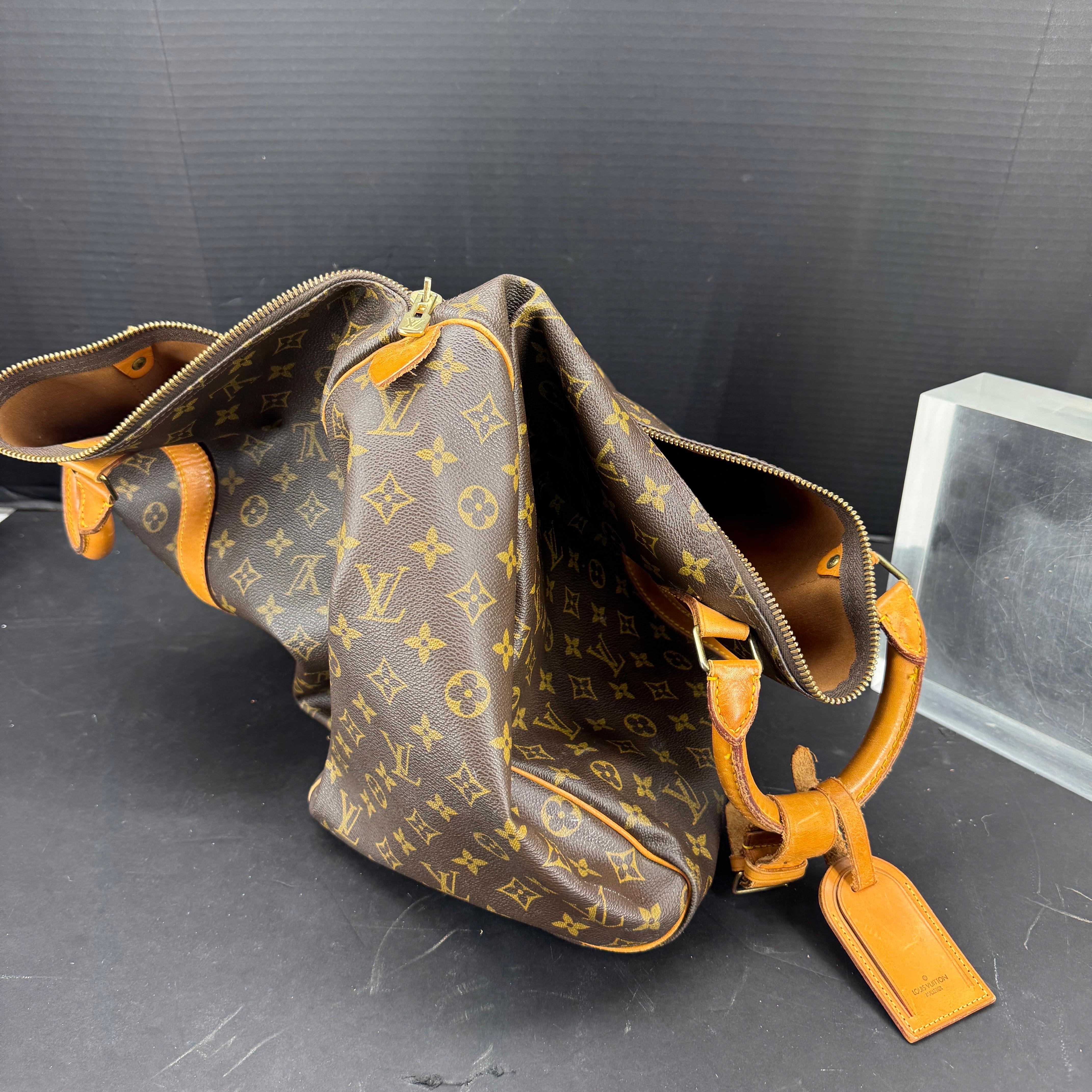 LOUIS VUITTON Monogram Keepall 55 Tote Bag with Luggage Tag For Sale 5