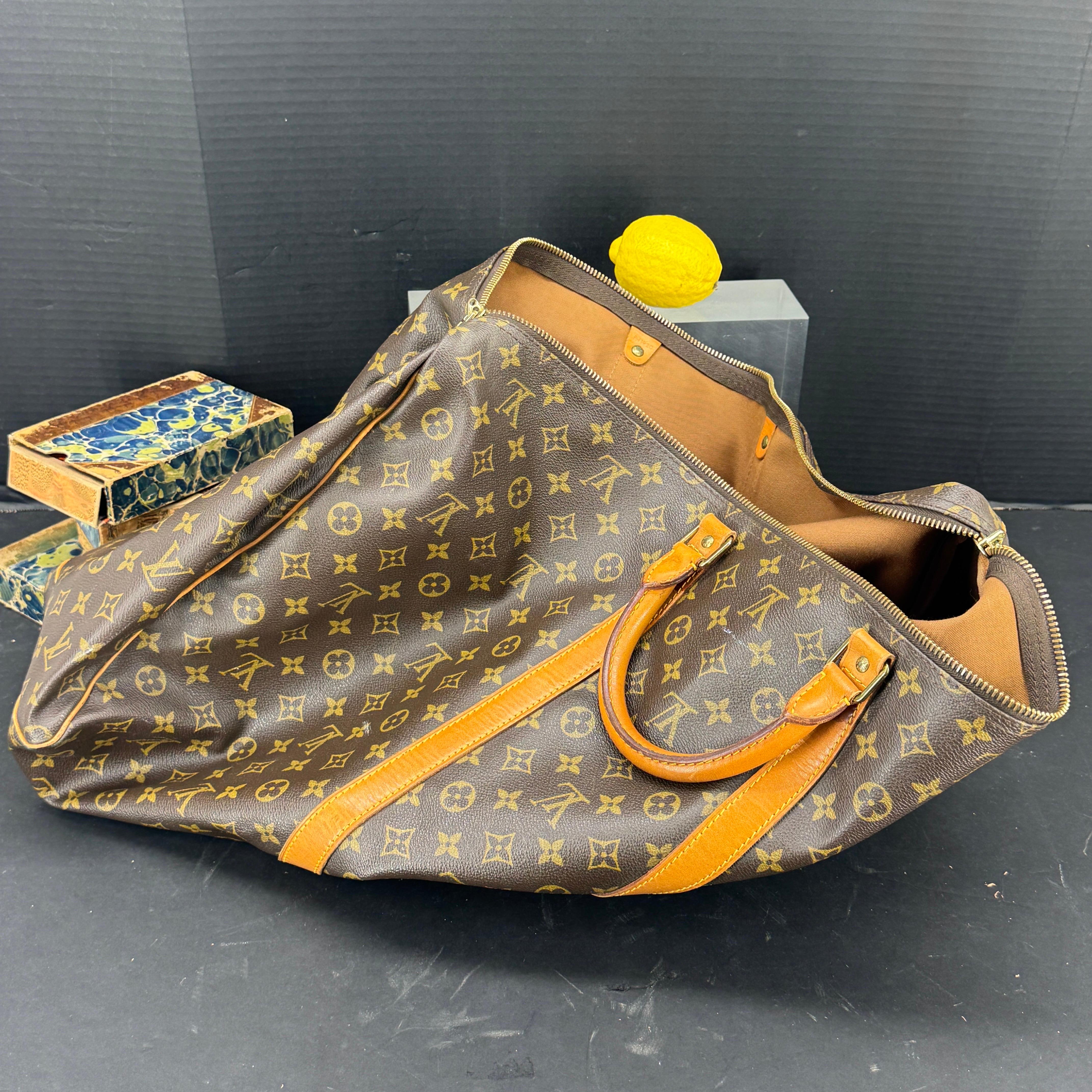 LOUIS VUITTON Monogram Keepall 55 Tote Bag with Luggage Tag For Sale 7