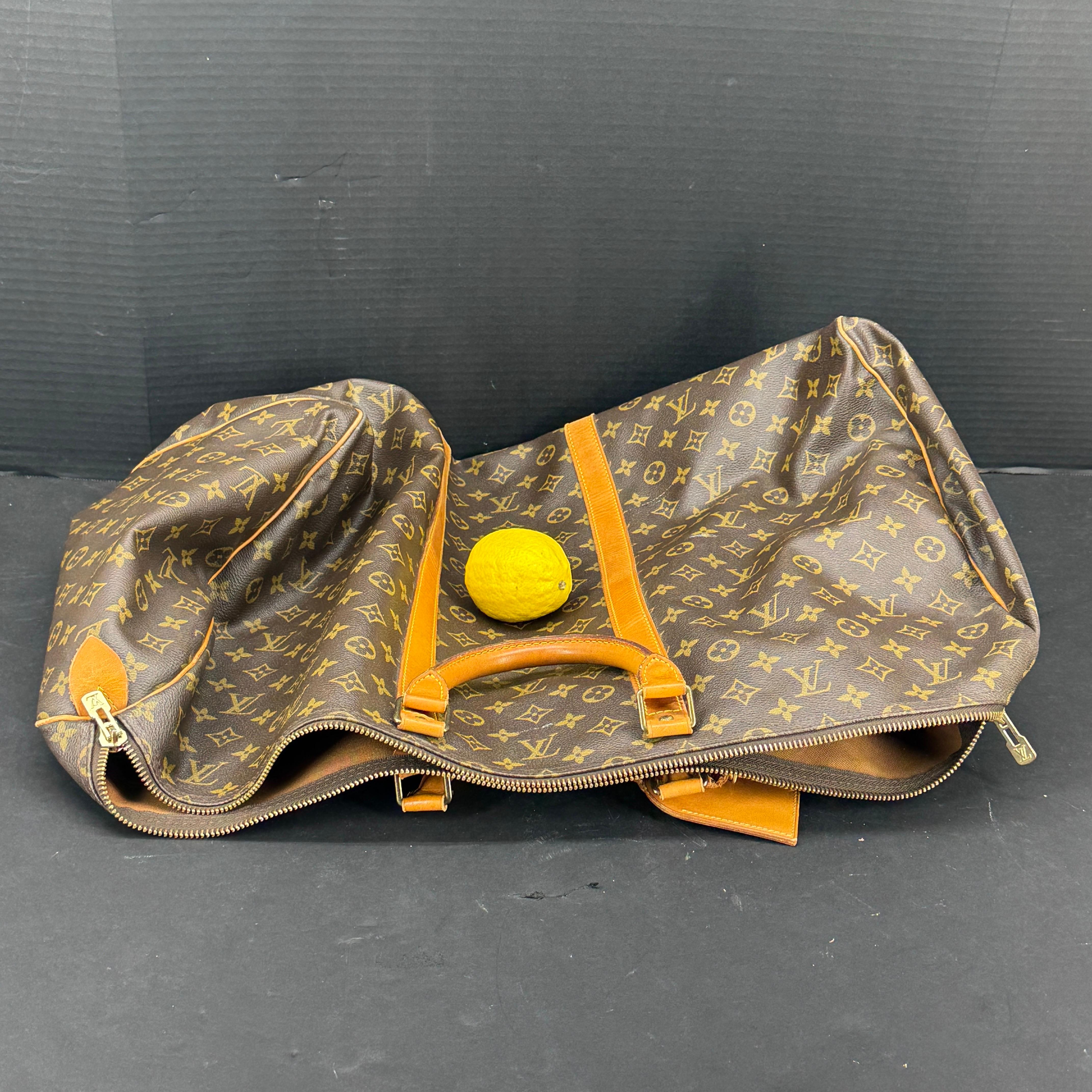 20th Century LOUIS VUITTON Monogram Keepall 55 Tote Bag with Luggage Tag For Sale