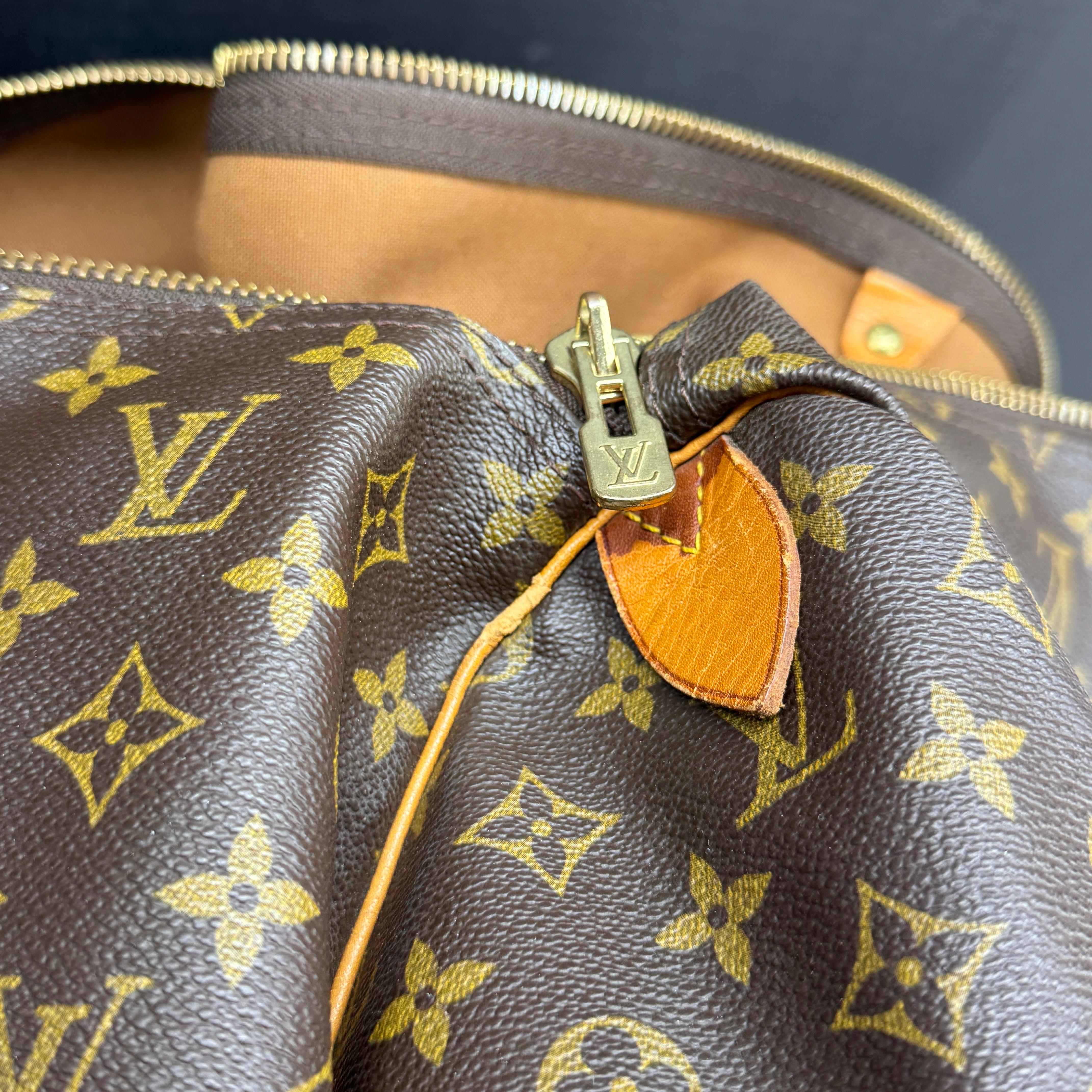 LOUIS VUITTON Monogram Keepall 55 Tote Bag with Luggage Tag For Sale 2