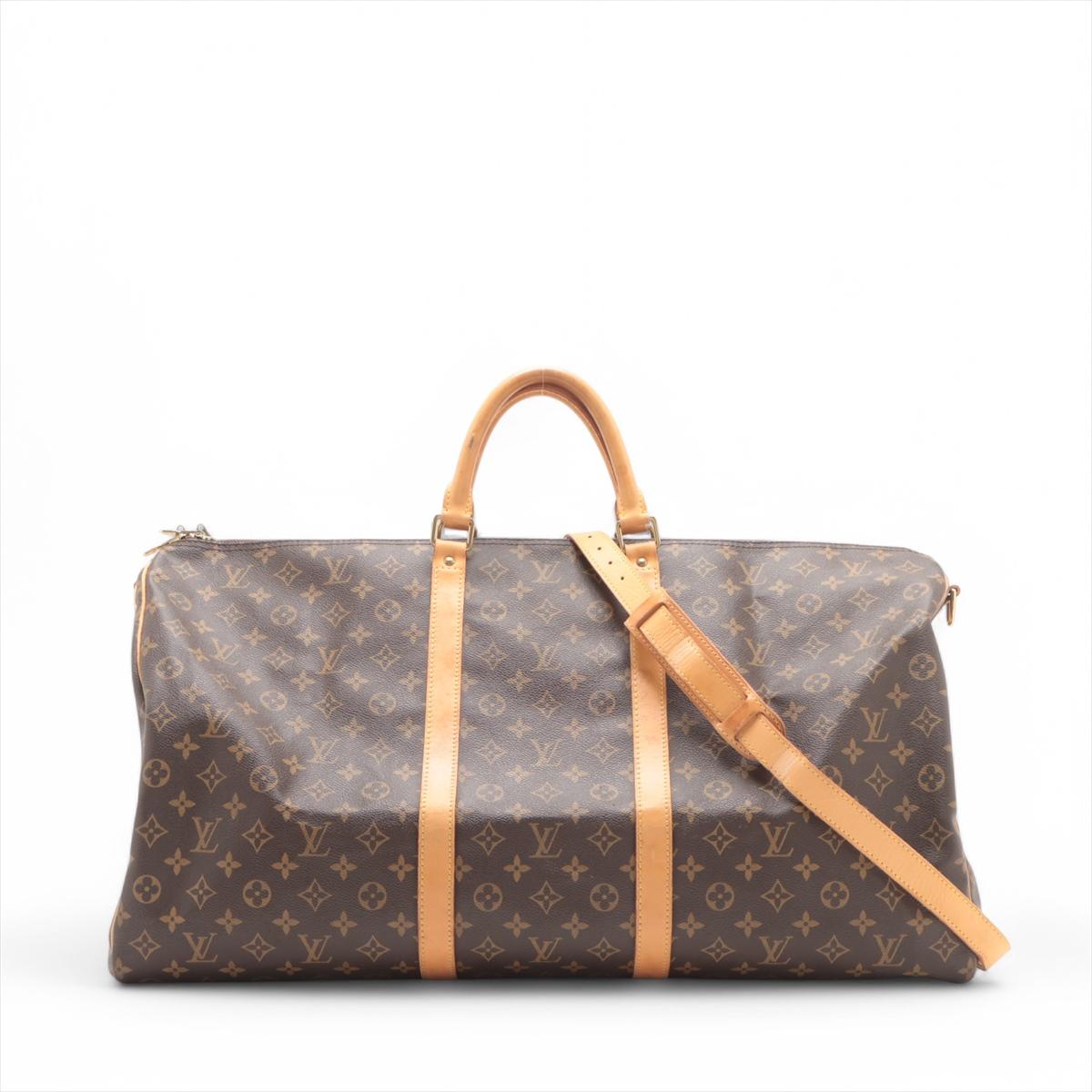 Die Louis Vuitton Monogram Keepall 60 mit Riemen ist ein luxuriöser und vielseitiger Reisebegleiter, der sowohl stilvoll als auch praktisch ist. Sie ist aus dem kultigen Monogram Canvas gefertigt und verfügt über Akzente aus natürlichem Rindsleder