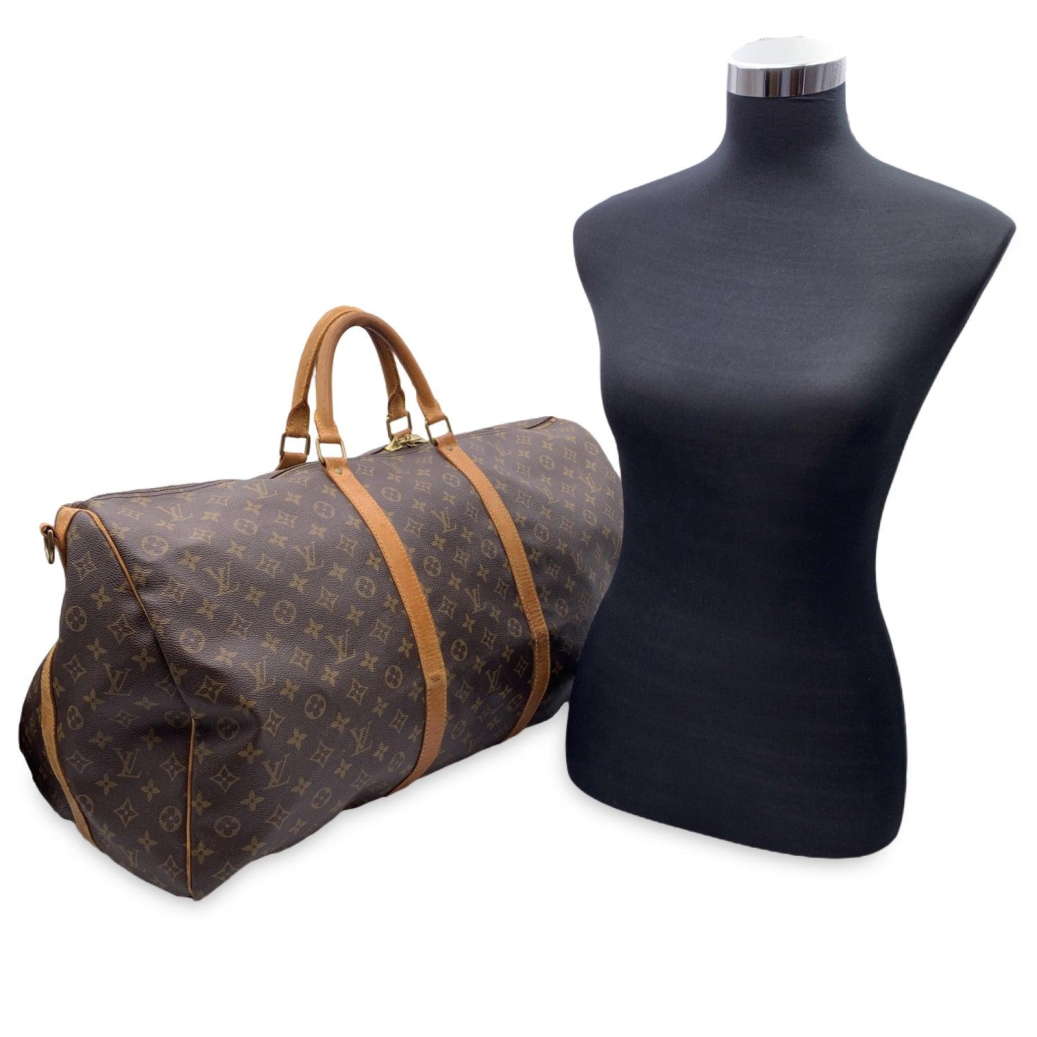 This beautiful Bag will come with a Certificate of Authenticity provided by Entrupy. The certificate will be provided at no further cost. Louis Vuitton 'Keepall 60' Travel bag. Monogram canvas and beige leather trim. Double zip closure with original