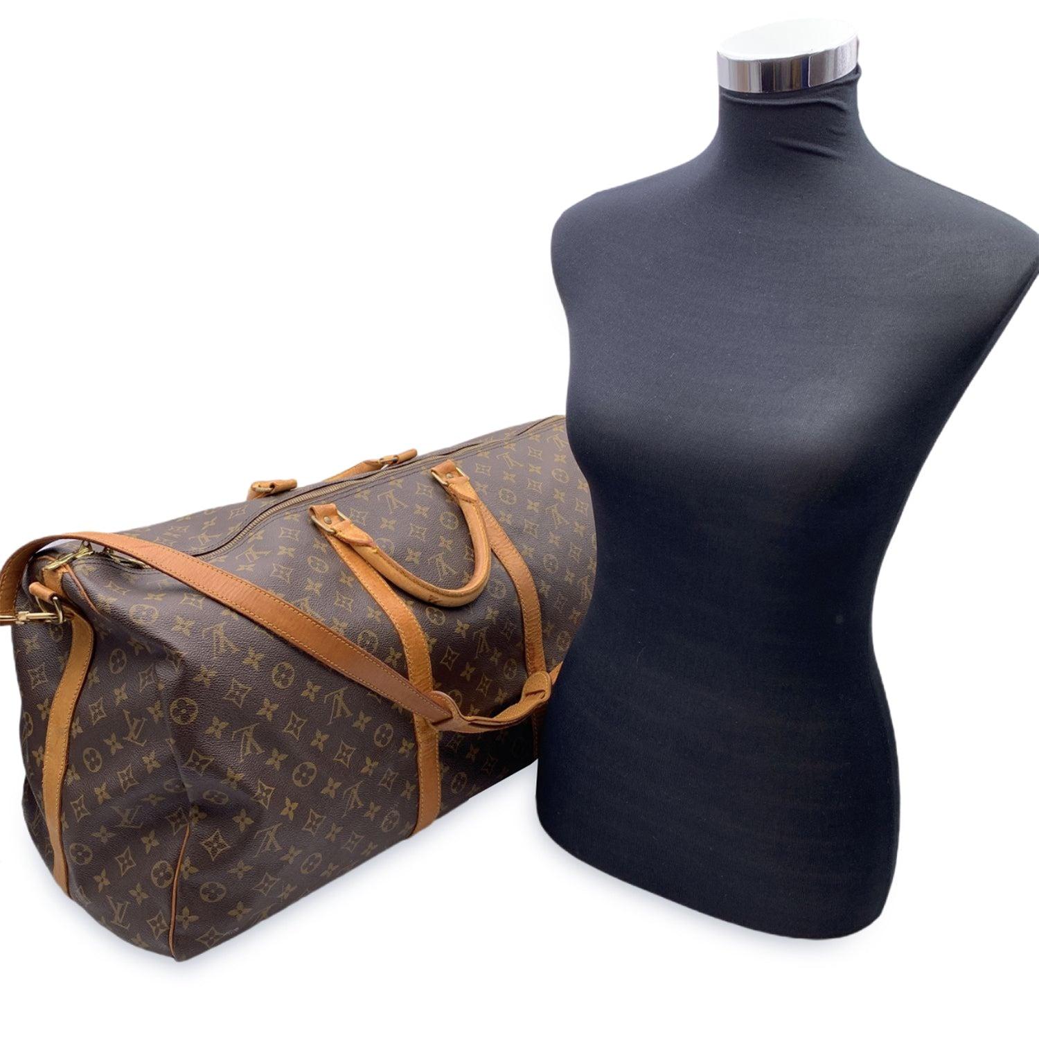 This beautiful Bag will come with a Certificate of Authenticity provided by Entrupy. The certificate will be provided at no further cost. Vintage Louis Vuitton 'Keepall Bandouliere 60' Travel bag. Monogram canvas and beige leather trim. Double zip