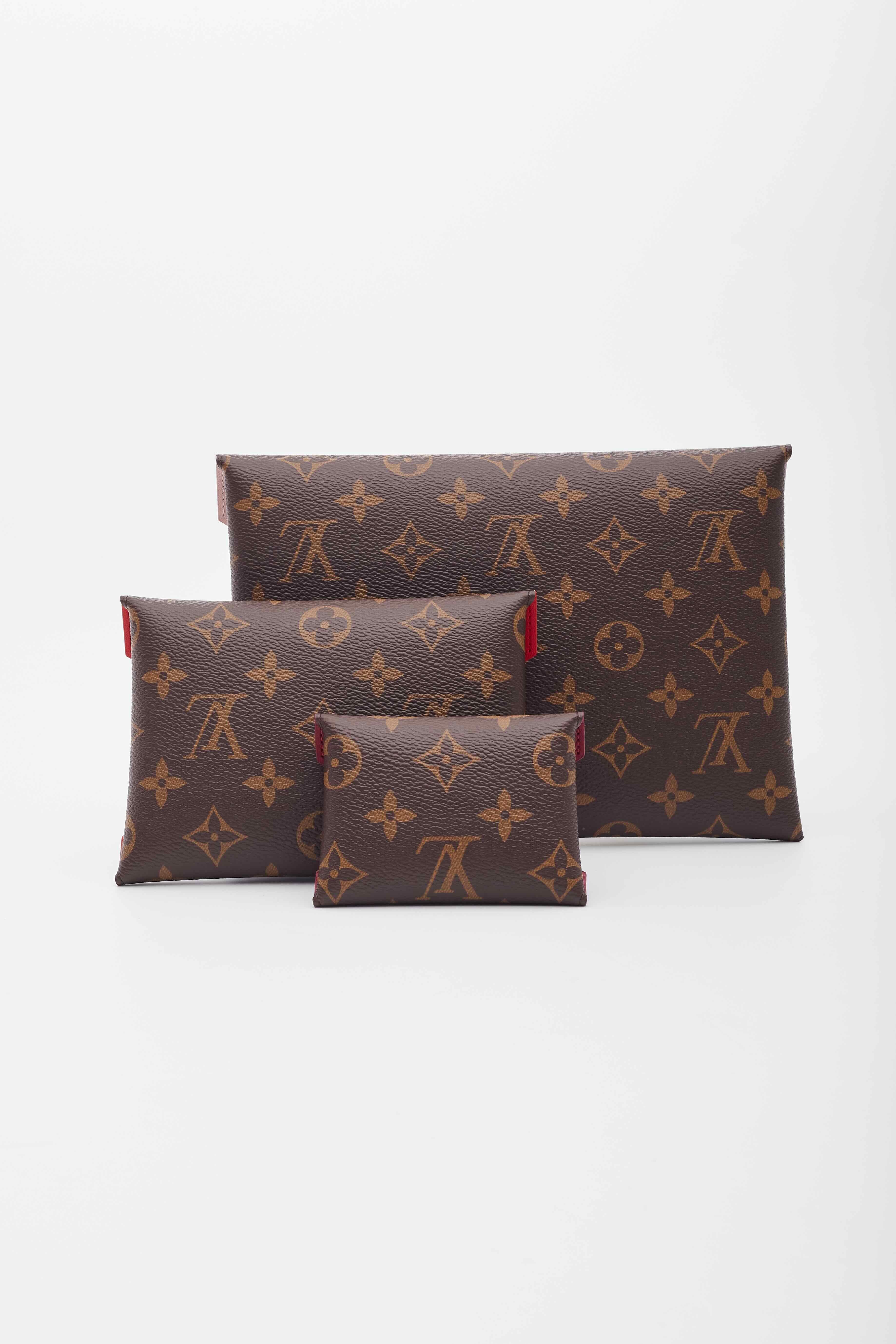 Brown monogram print with coated canvas. 3 envelope flap pouches with button.
Certificate
4 x 3 inch
6 x 4.5 inch
9 x 6.5 inch

Comes with dust bag and certificate from legit grails.
Condition is pristine. Excellent.

Made in France