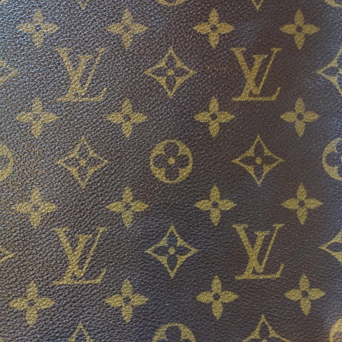 Monogram canvas
Brown color
Zip closure
Cm 38 x 28 (14,9 x 11 inches)
Worldwide express shipping included in the price !