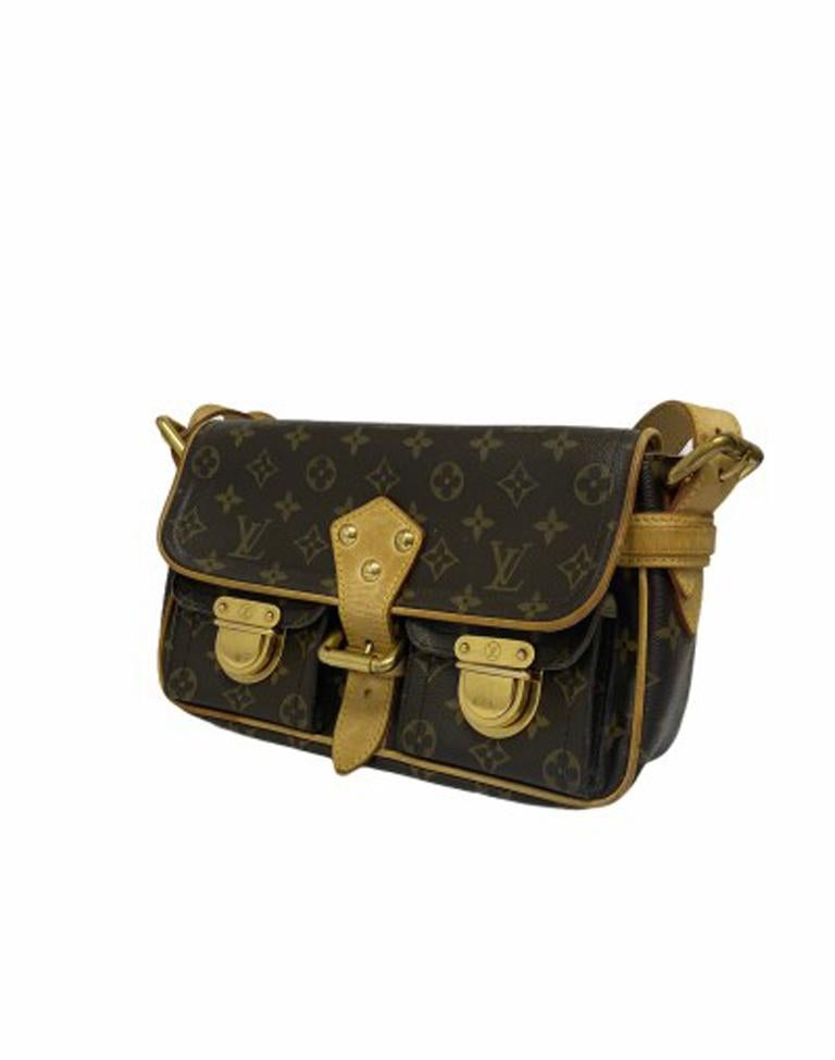 Louis Vuitton bag, Manhattan PM model, made of monogram canvas, with golden cowhide inserts and hardware. Equipped with a buckle closure, internally lined in beige suede, quite roomy. Equipped with an adjustable shoulder strap in 3 cm thick cowhide