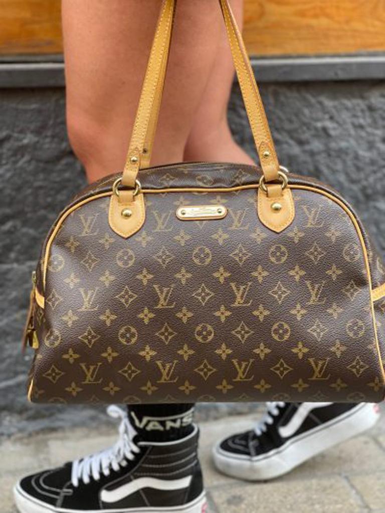Louis Vuitton bag, Montorgueil MM model, made of monogram canvas with cowhide inserts and golden hardware. 
Equipped with a zip closure, internally lined in brown canvas, very roomy. 
Equipped with two thin cowhide handles and an internal pocket
