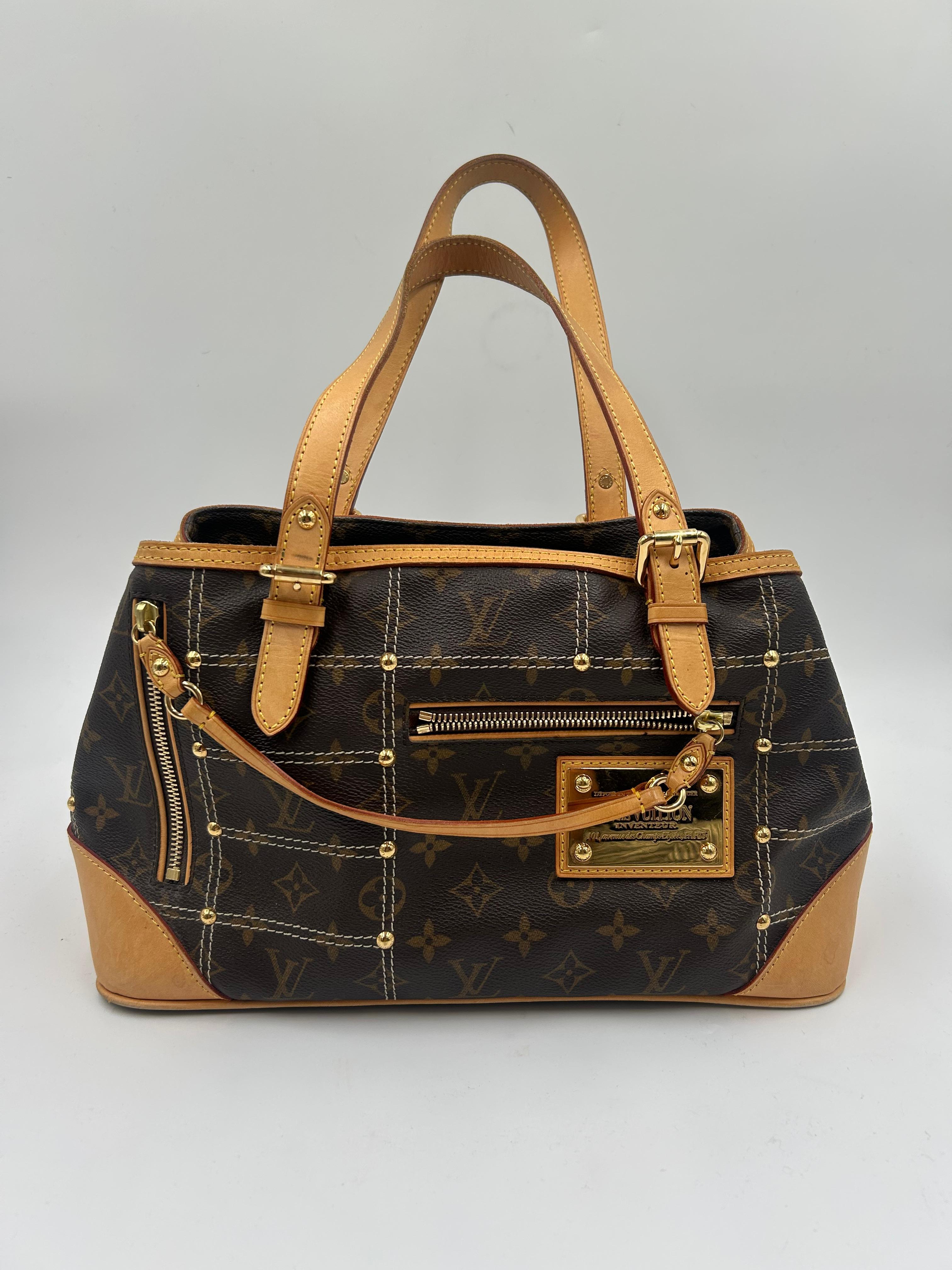 Sac à rivets Louis Vuitton Monogram Limited Edition. Le sac à rivets Louis Vuitton Monogram Limited Edition est une pièce audacieuse et élégante de la collection printemps/été 2007, conçue sous la direction créative de Marc Jacobs. Confectionné dans