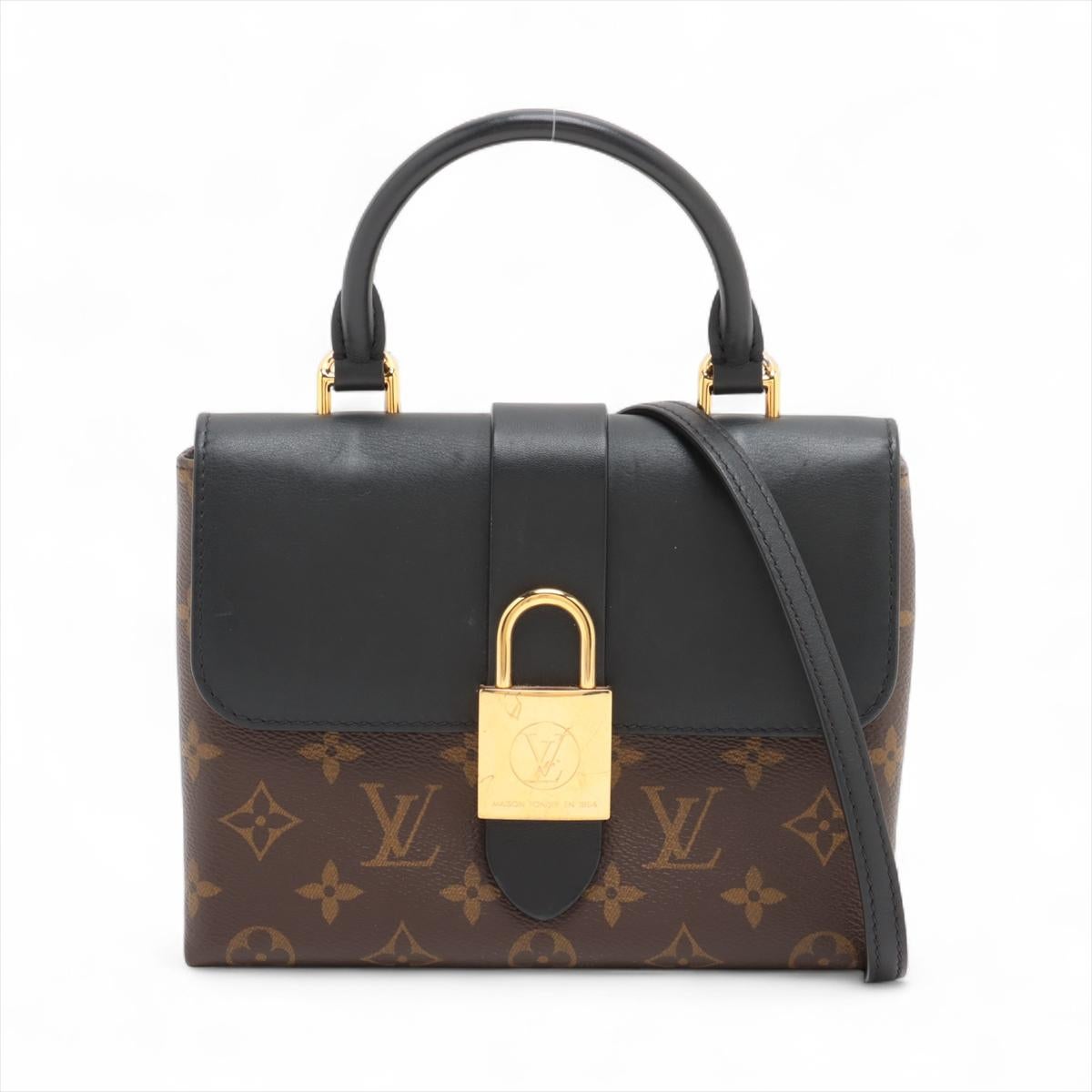Die Louis Vuitton Monogram Locky BB Umhängetasche verbindet zeitlose Eleganz mit praktischer Funktionalität. Die kompakte, stilvolle Tasche aus kultigem Monogram Canvas und glattem Rindsleder ist mit einem unverwechselbaren, goldfarbenen