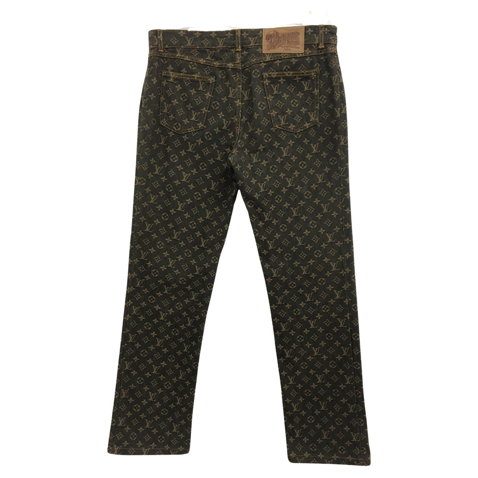 Louis Vuitton Monogram Logo super-chic jeans. It flaunts classic logo button, studs, and comes in dark grey black shade, orange yarns. 
Made in Italy 
Size 44

Waist : 91 cm 
Side seam : 105 cm