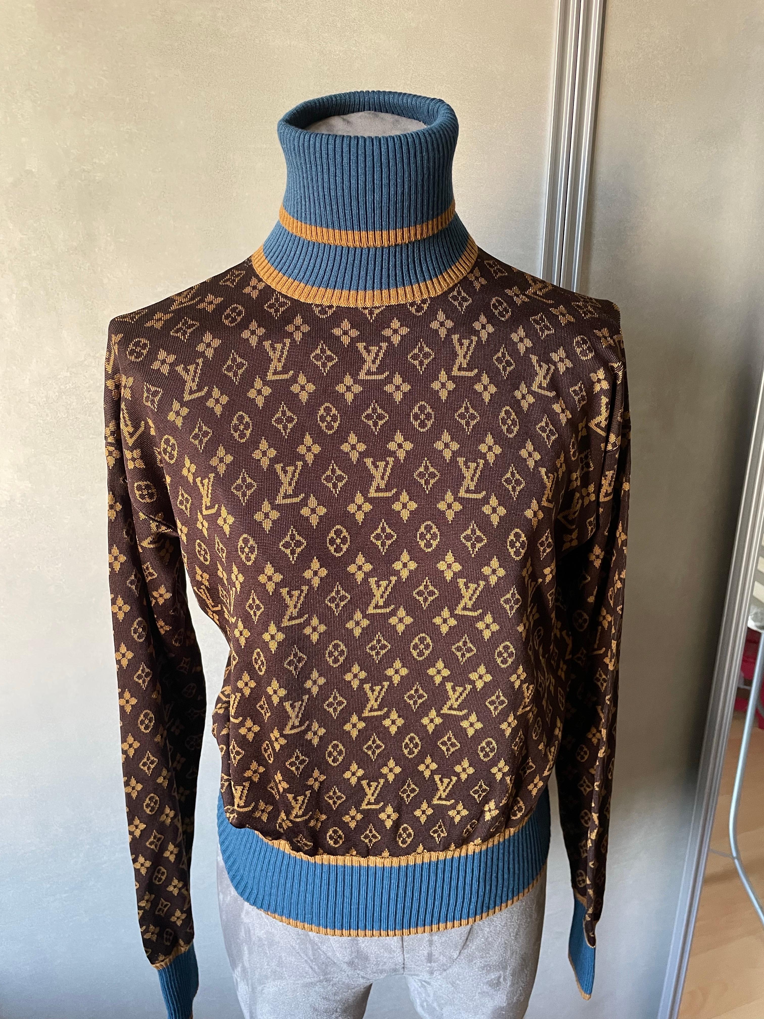 LOUIS VUITTON. Pull à col roulé avec motifs monogramme LV. En parfait état. Taille S 
