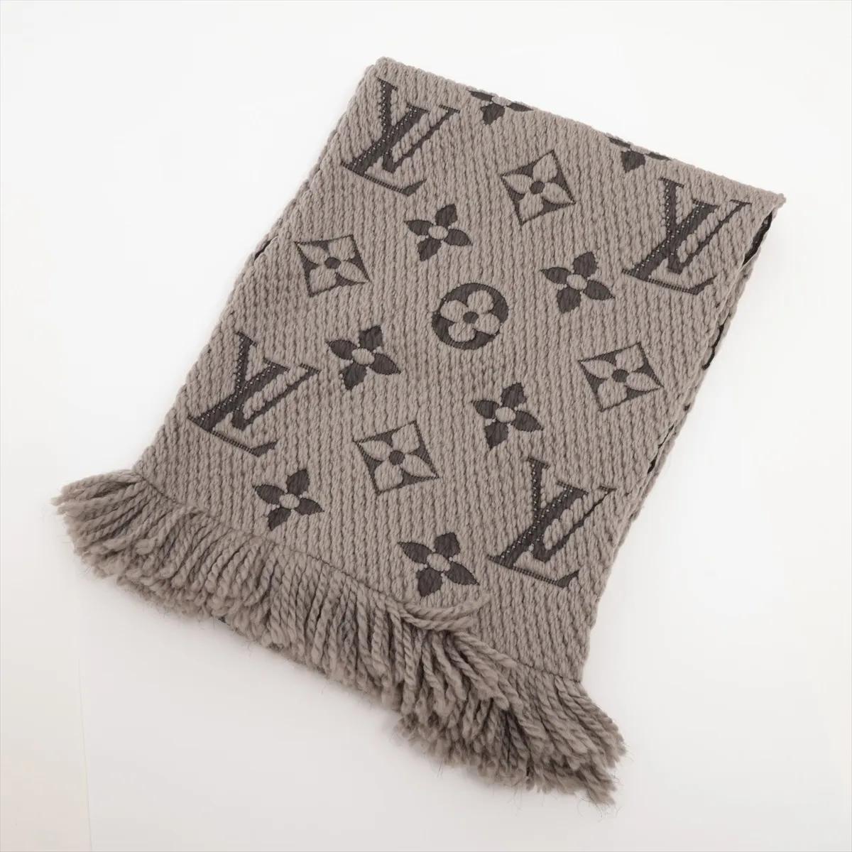 Il Monogram Logomania Écharpe di Louis Vuitton in grigio è una lussuosa dichiarazione di calore ed eleganza. Realizzata in un morbido misto di lana e seta, la sofisticata sciarpa presenta l'iconico motivo Monogram, che mette in evidenza il