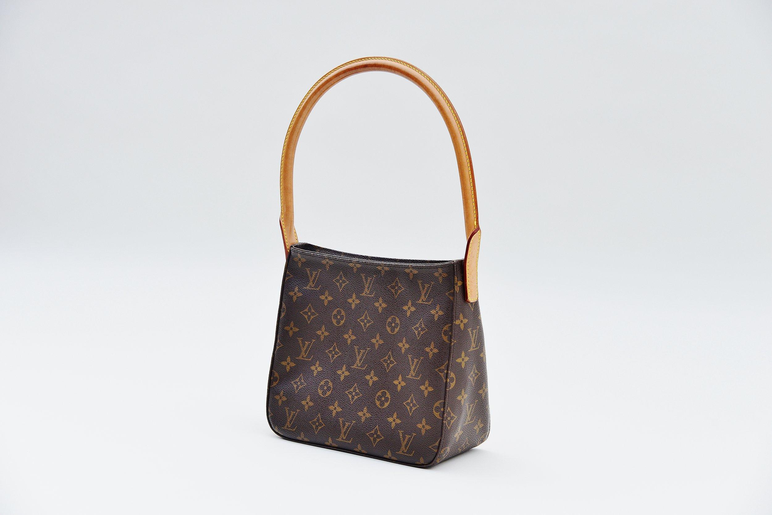 From the collection of Savineti we offer this Louis Vuitton Looping MM:
-	Brand: Louis Vuitton
-	Model: Looping
-	Year: 2001
-	Serial number: FL0042
-	Condition: good
-	Materials: canvas, leather

We at Savineti sell rare and preloved bags which