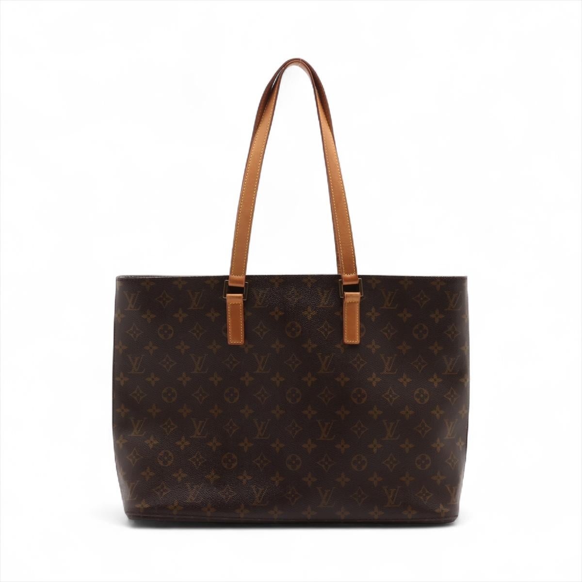 El Bolso Tote Monograma Luco de Louis Vuitton es un accesorio elegante y práctico fabricado con la icónica lona con el monograma de LV. Diseñada pensando en la funcionalidad diaria, cuenta con un espacioso interior forrado de microfibra, perfecto