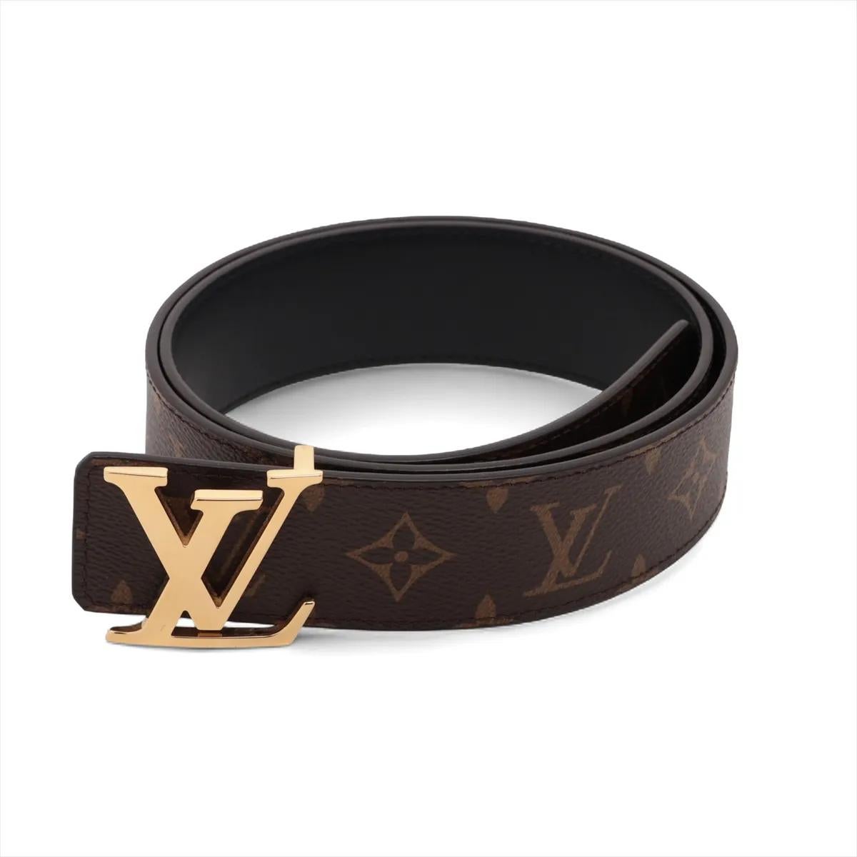 La cintura Louis Vuitton Monogram LV Initiales è un accessorio senza tempo che combina senza sforzo eleganza e stile inconfondibile. Realizzata con l'iconica tela Monogram del marchio e foderata in pelle liscia, riflette l'eccezionale maestria e