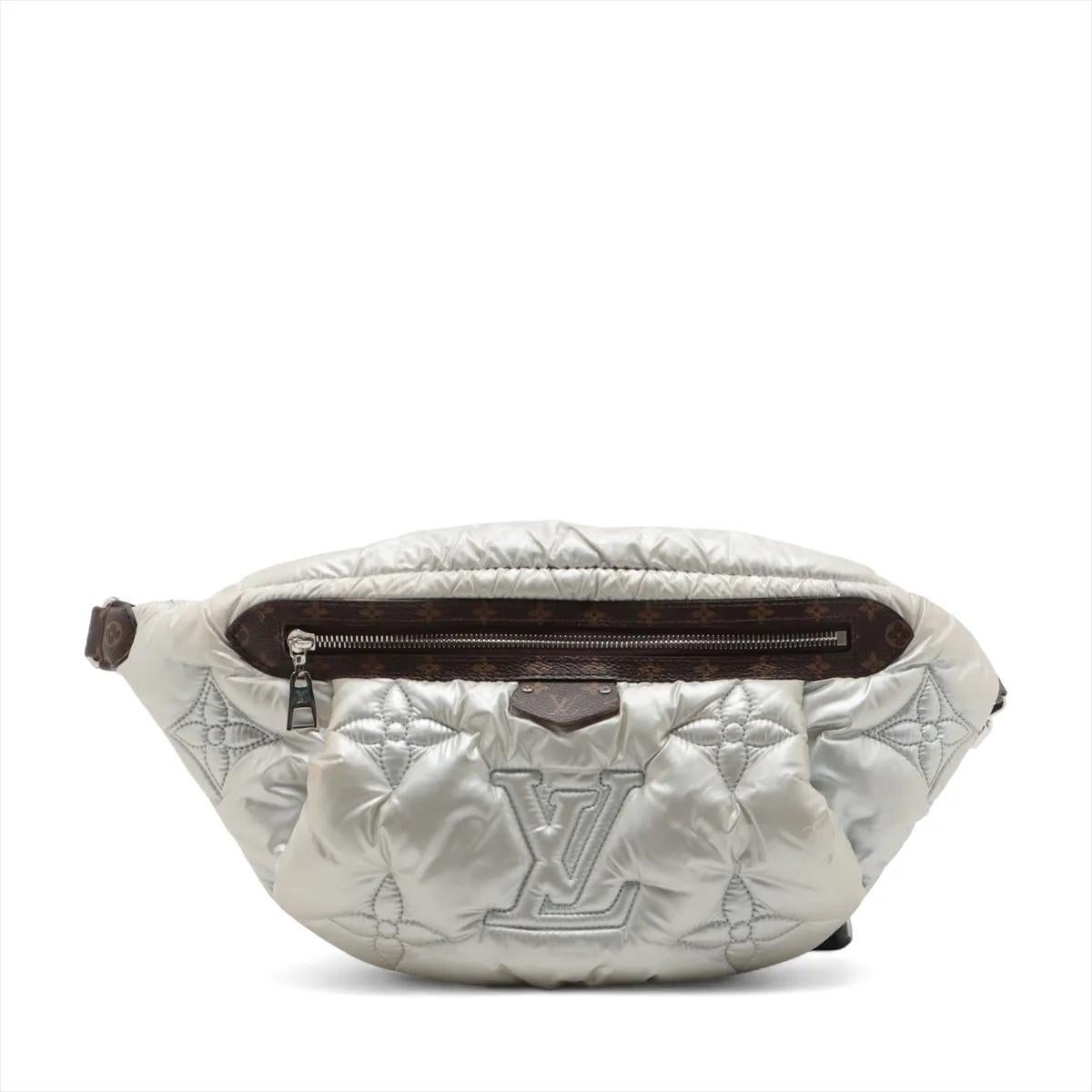 Il borsone Louis Vuitton Monogram LV Pillow Maxi Bum Bag in Silver è una straordinaria fusione di stile futuristico e funzionalità quotidiana. Fabrice in tessuto argento metallizzato imbottito, il design audace è accentuato dall'iconico motivo