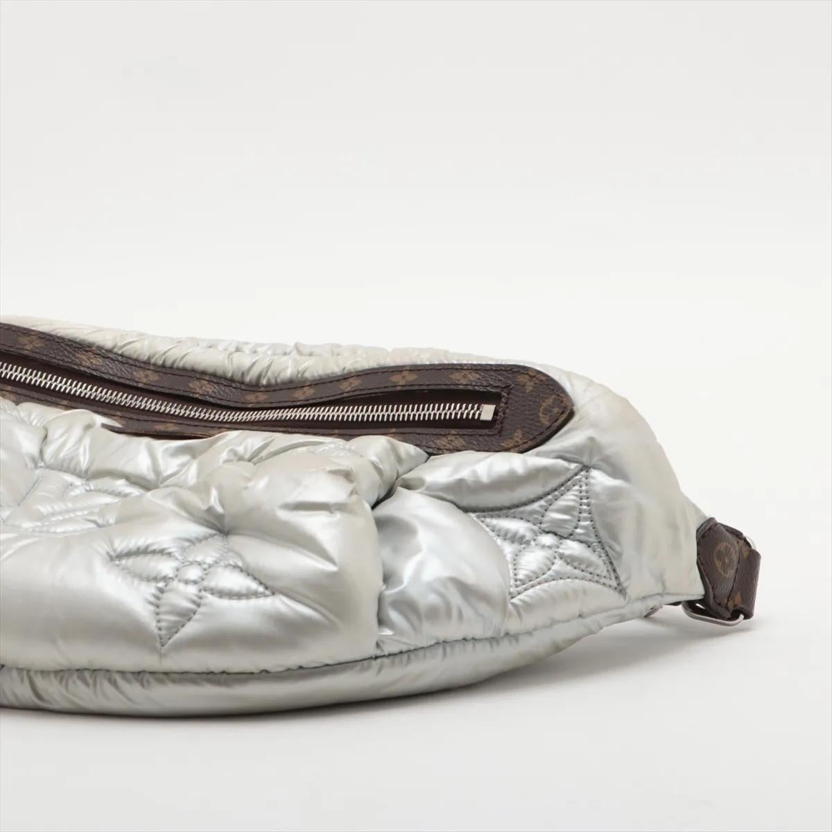 *Louis Vuitton Monogram LV Pillow Maxi Bum Bag In condizioni buone a Indianapolis, IN