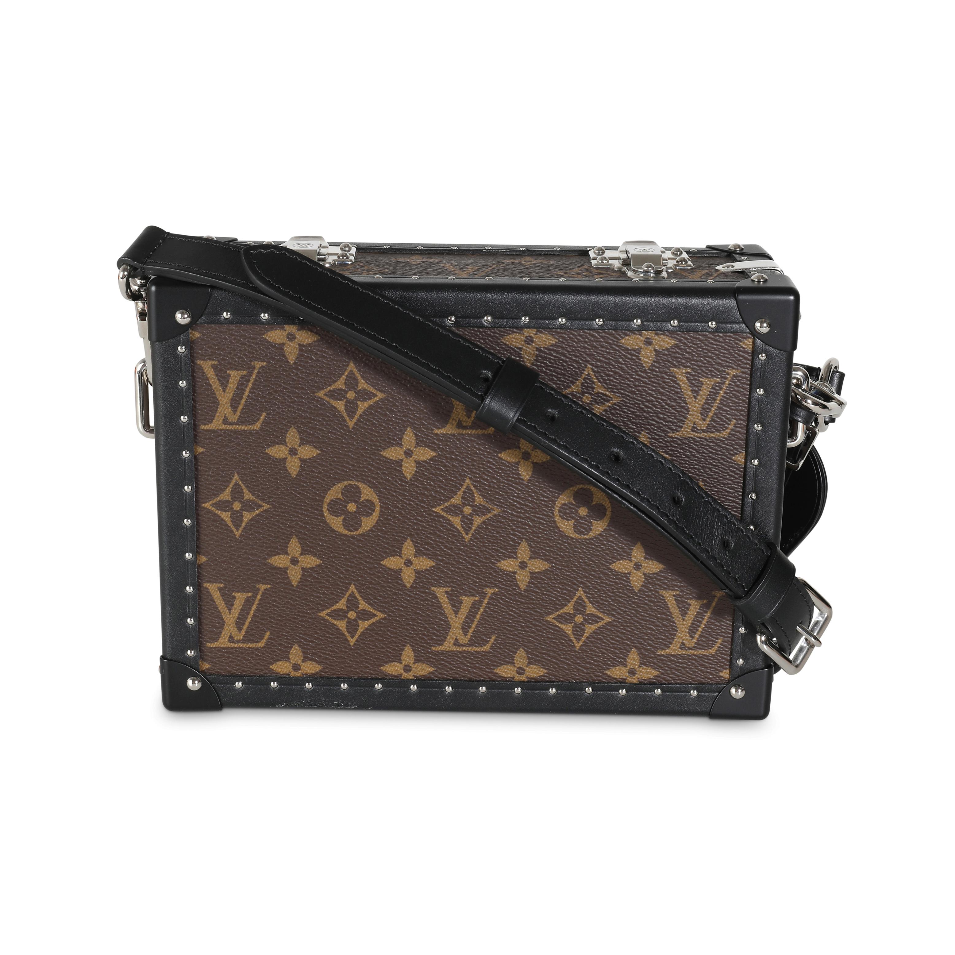 Titre de la liste : Louis Vuitton Monogram Macassar Canvas Clutch Box
SKU : 140001
MSRP : 7450.00 USD
Condit : Usagé 
Condition du sac à main : Très bon
Commentaires sur l'état : L'article est en très bon état avec des signes mineurs d'usure. Les