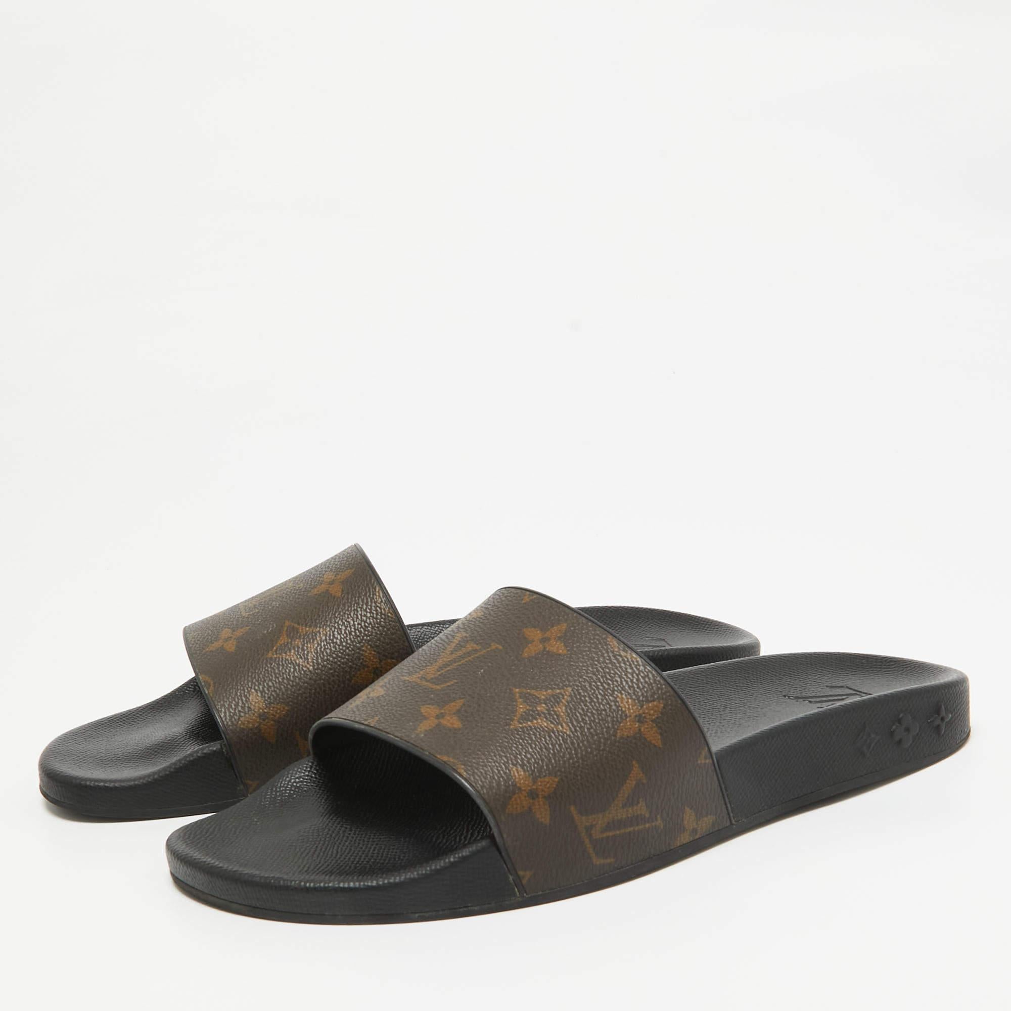A perfect blend of luxury  style  and comfort  these designer slides are made using quality materials and frame your feet in the most practical way. They can be paired with a host of outfits from your wardrobe.