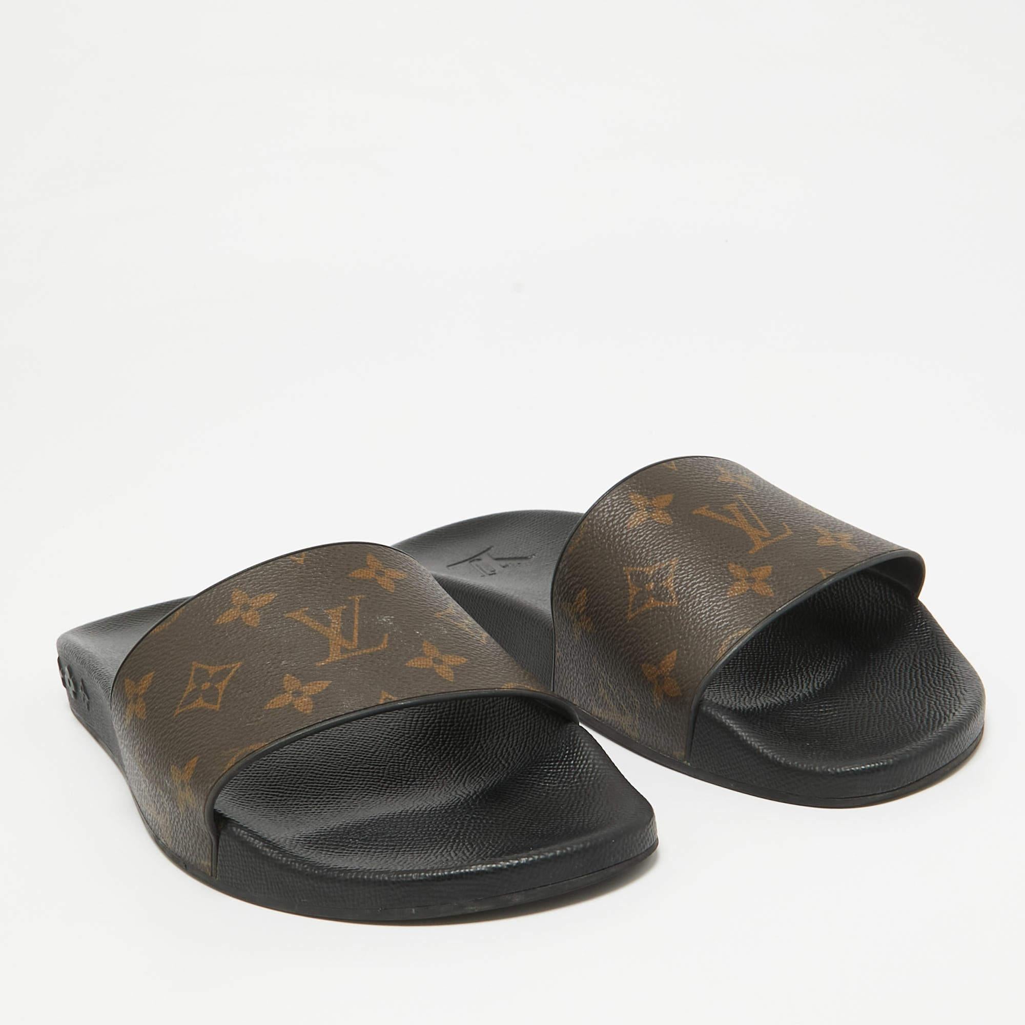 Louis Vuitton Monogram Macassar Canvas Waterfront Slides Size 40.5 In Good Condition For Sale In Dubai, Al Qouz 2