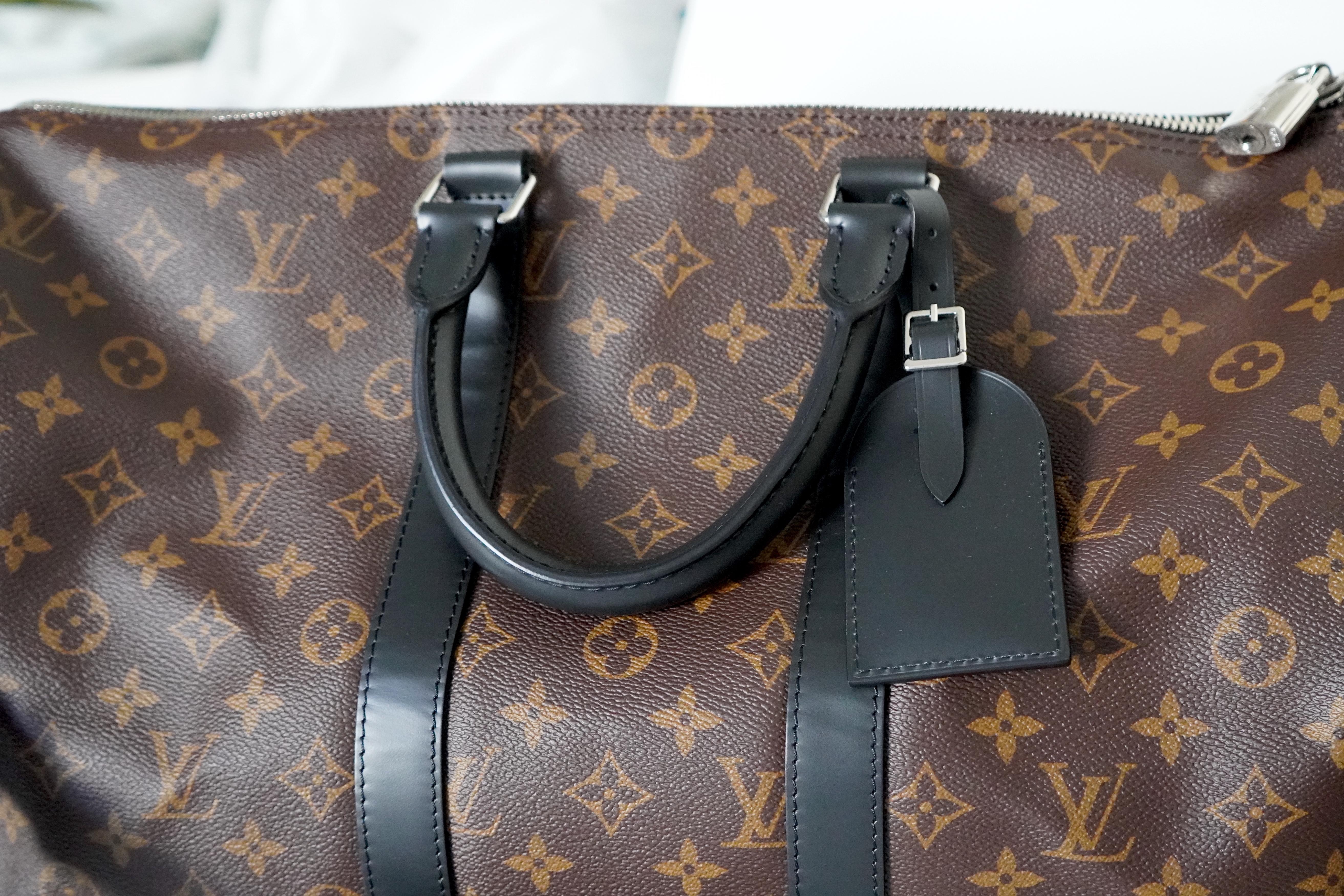 This ever popular iconic Louis Vuitton design is ideal for the busy style-conscious person. Its roomy size and adjustable shoulder strap are perfect features for work, leisure or travel.

17.7 x 10.6 x 7.9 inches
(length x Height x Width)

   