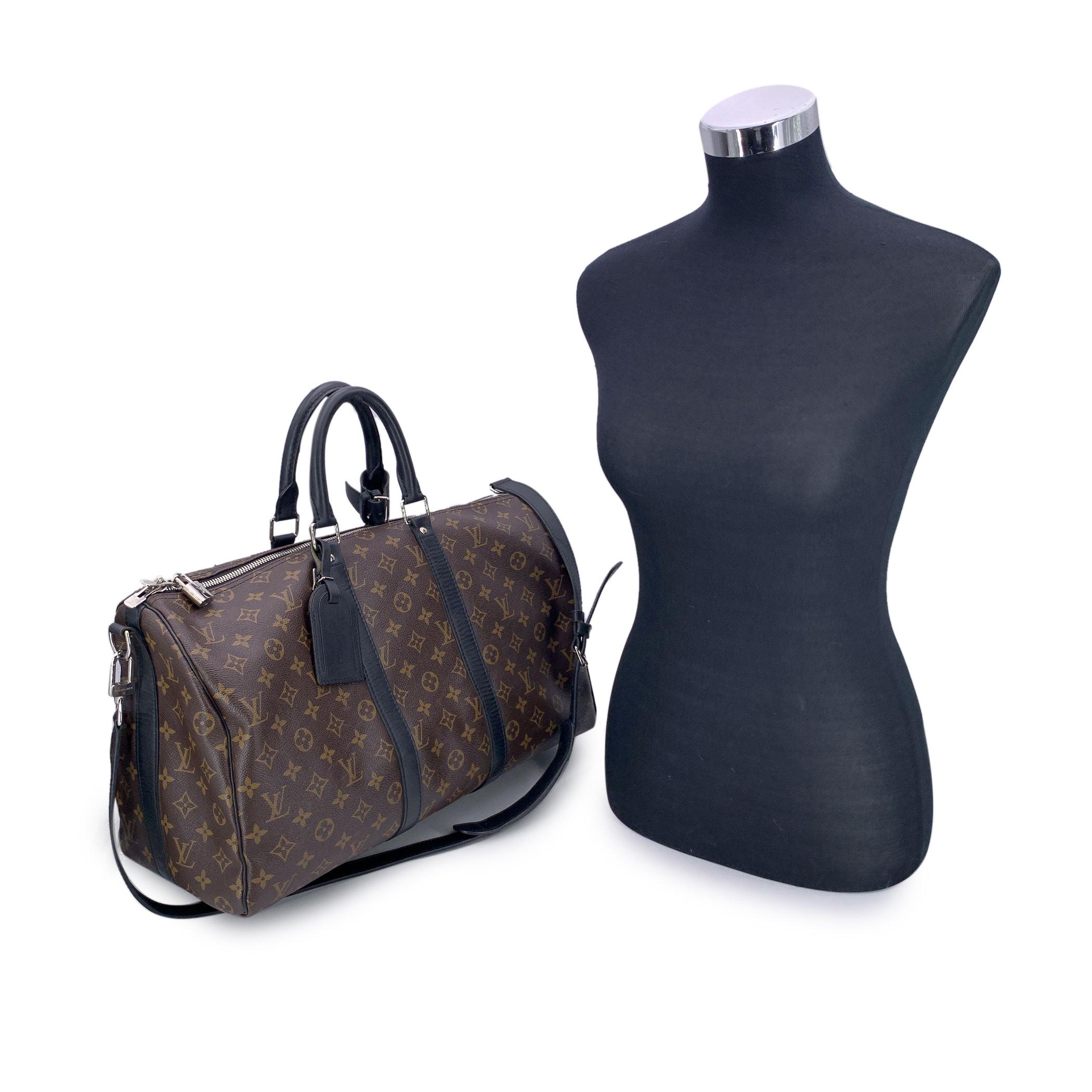 Diese schöne Tasche wird mit einem Echtheitszertifikat von Entrupy geliefert. Die Bescheinigung wird ohne weitere Kosten ausgestellt. Für echte Reisende ist die Louis Vuitton Keepall 45 Bandoulière Mod. Die M56711 ist mehr als nur eine Tasche - sie