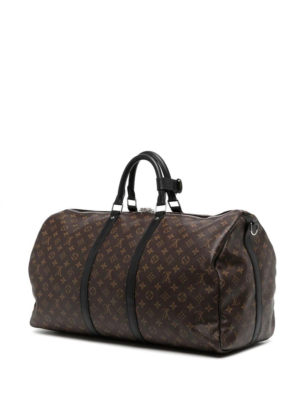 This Louis Vuitton Keepall 55 from 2019 is the perfect travel companion, made from Louis Vuitton canvas and black cowhide leather trimmings. Its large size means there's lots of space for clothes and accessories. Carry it by the rolled top handles
