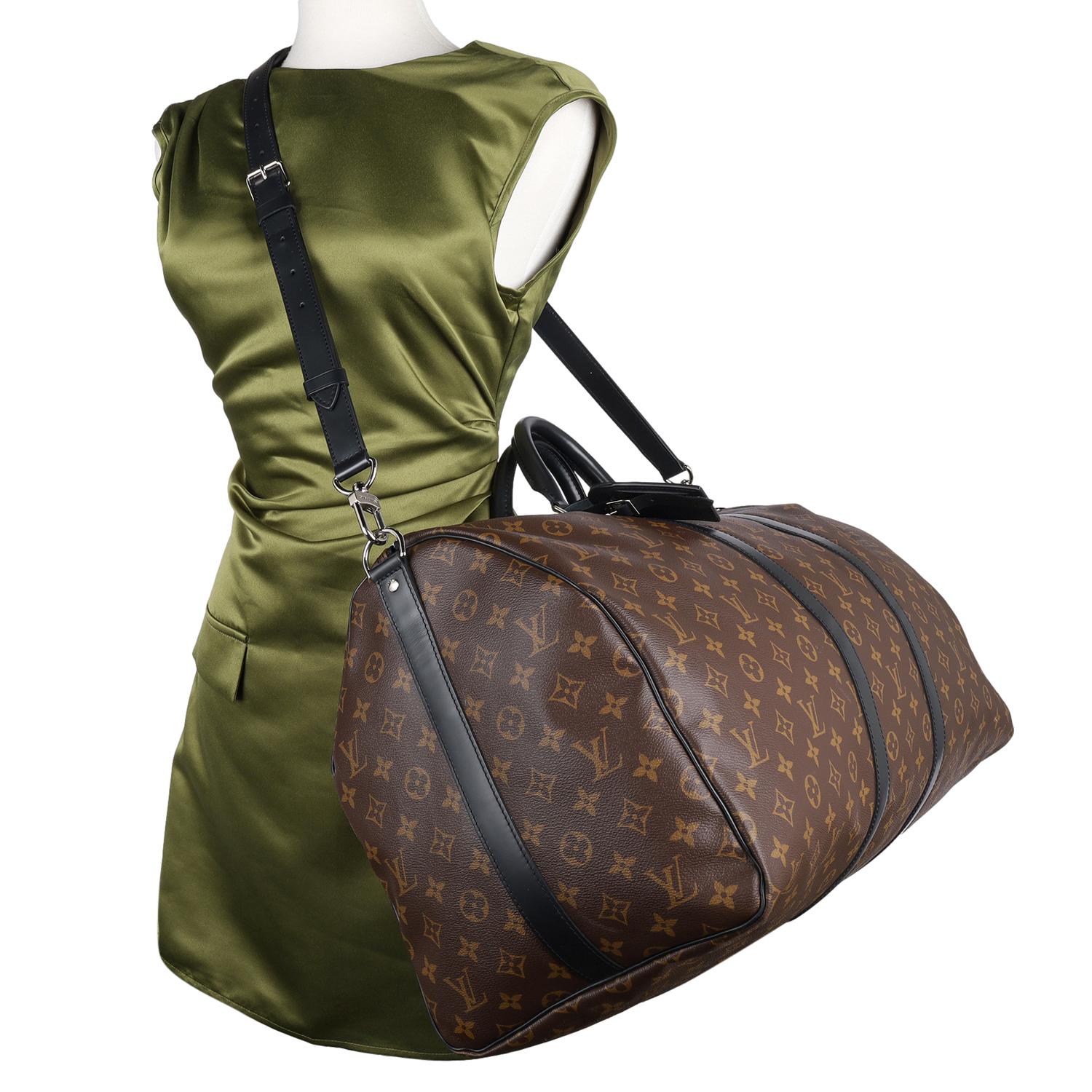 Auténtico bolso de viaje Louis Vuitton Keepall Monograma Macassar Bandouliere 55. Con lona revestida con monograma, detalles en cuero negro, asas dobles enrolladas en negro, adornos de cuero negro y herrajes plateados. Su cierre superior con