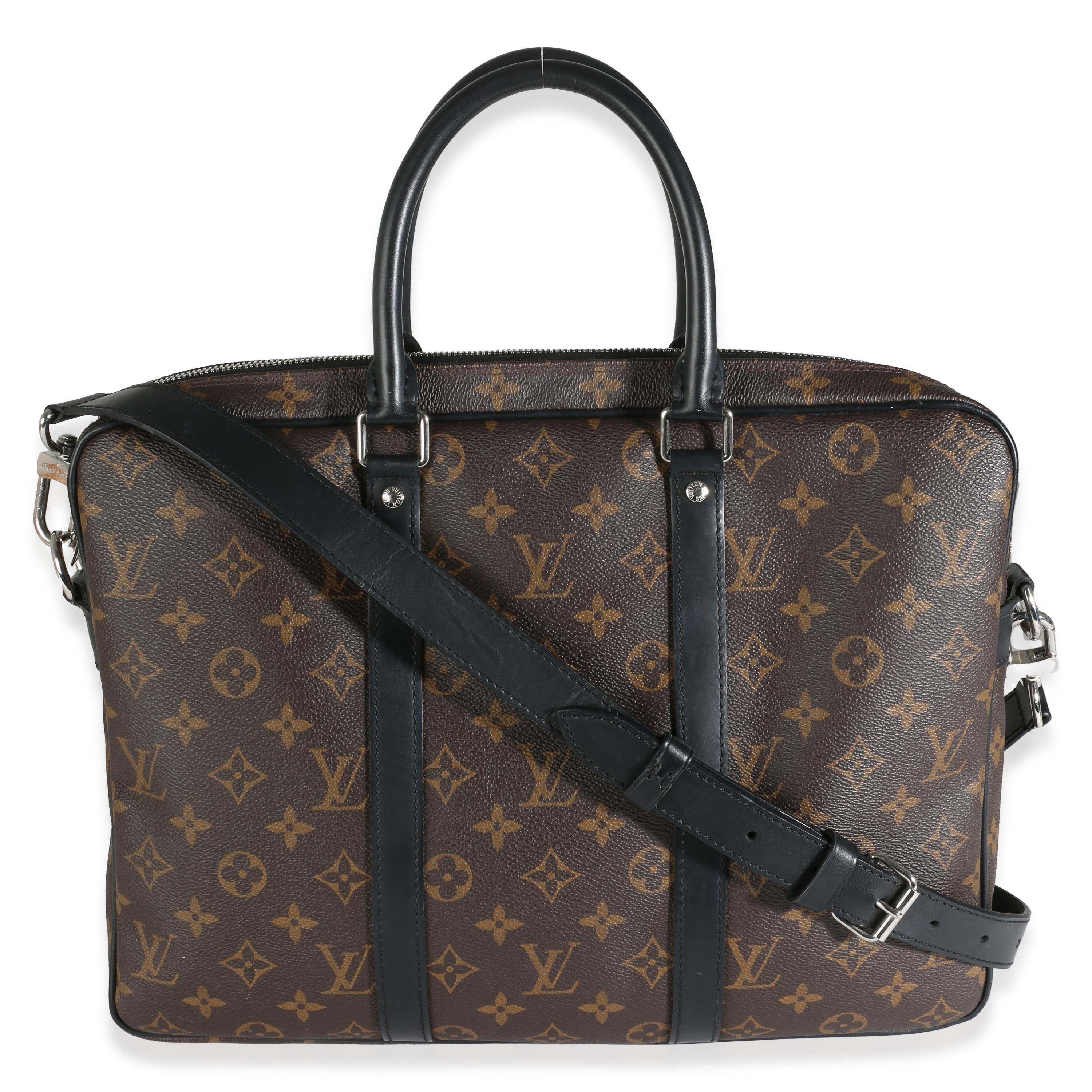 Auflistung Titel: Louis Vuitton Monogram Makassar Porte Documents Voyage PM
SKU: 142704
MSRP: 2310.00 USD
Zustand: Gebraucht 
Handtasche Zustand: Sehr gut
Bemerkungen zum Zustand: Artikel ist in sehr gutem Zustand mit geringen Gebrauchsspuren.
