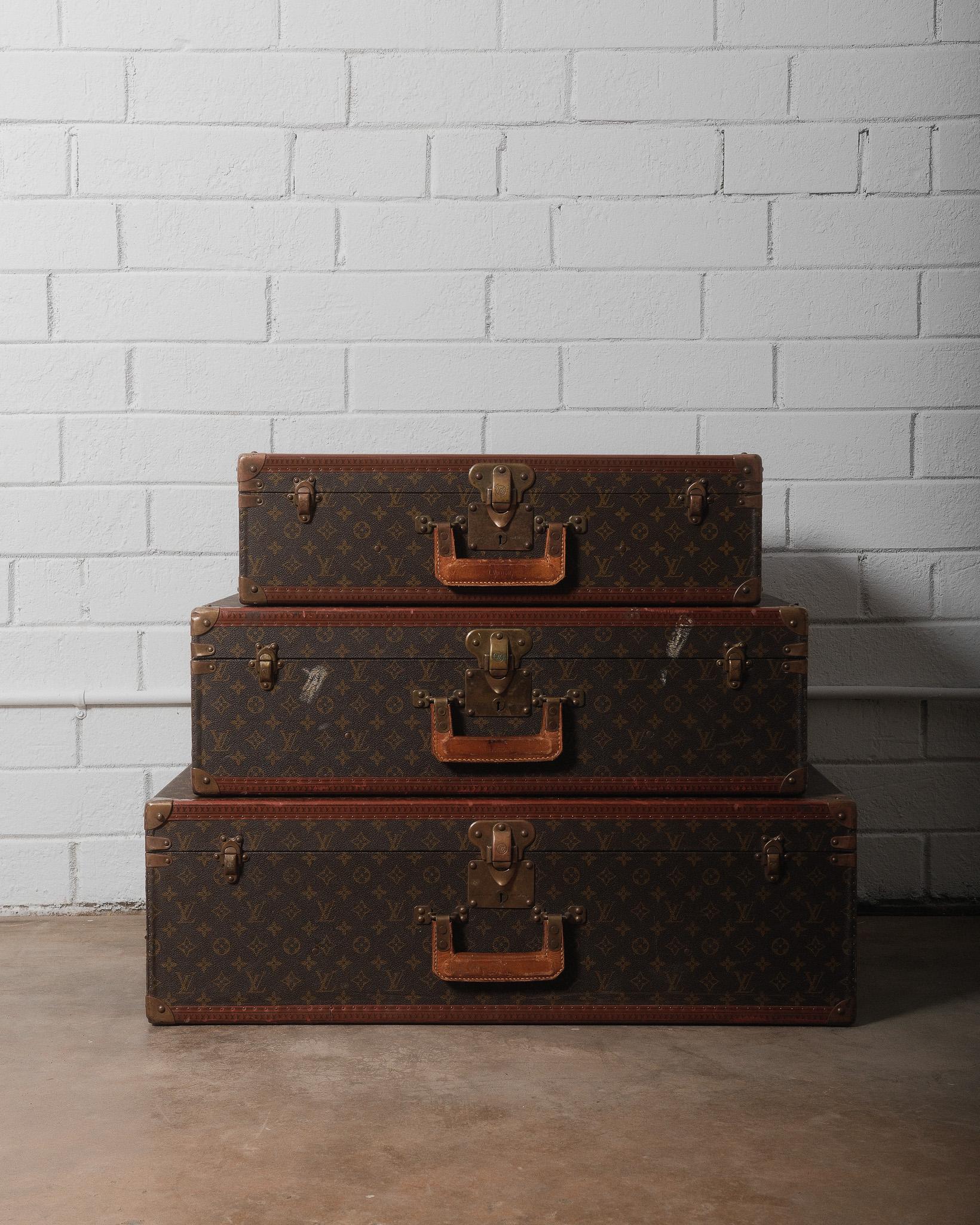 Un tesoro senza tempo, questi astucci Alzer con manico quadrato in Monogram Macassar di Louis Vuitton sono una dichiarazione di lusso, artigianalità e tradizione. In buone condizioni d'uso, il set presenta una bella patina sulla ferramenta che ne