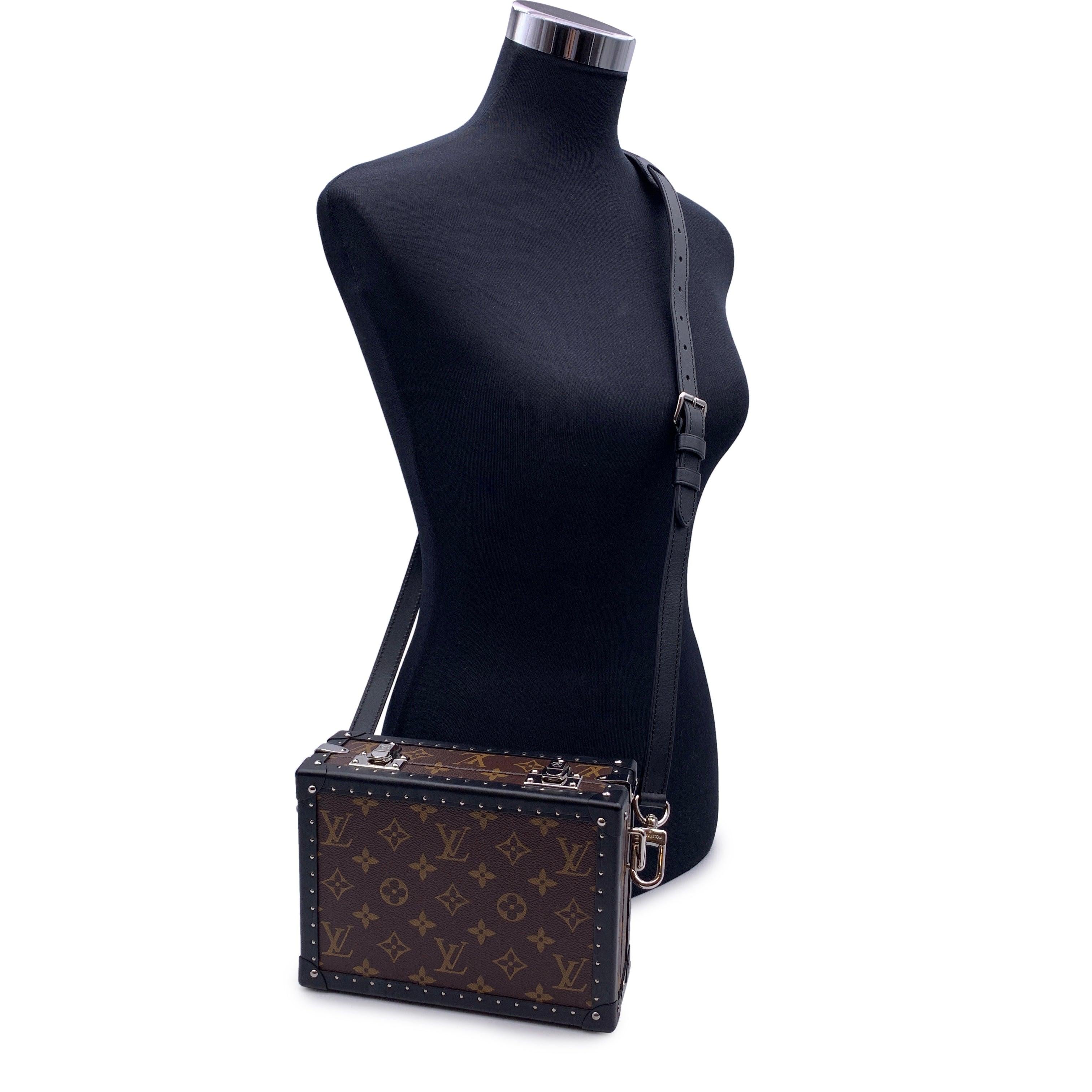 This beautiful Bag will come with a Certificate of Authenticity provided by Entrupy. The certificate will be provided at no further cost. Chic Monogram Macassar 'Clutch box ' by LOUIS VUITTON. The design is a mini version of a traditional Louis