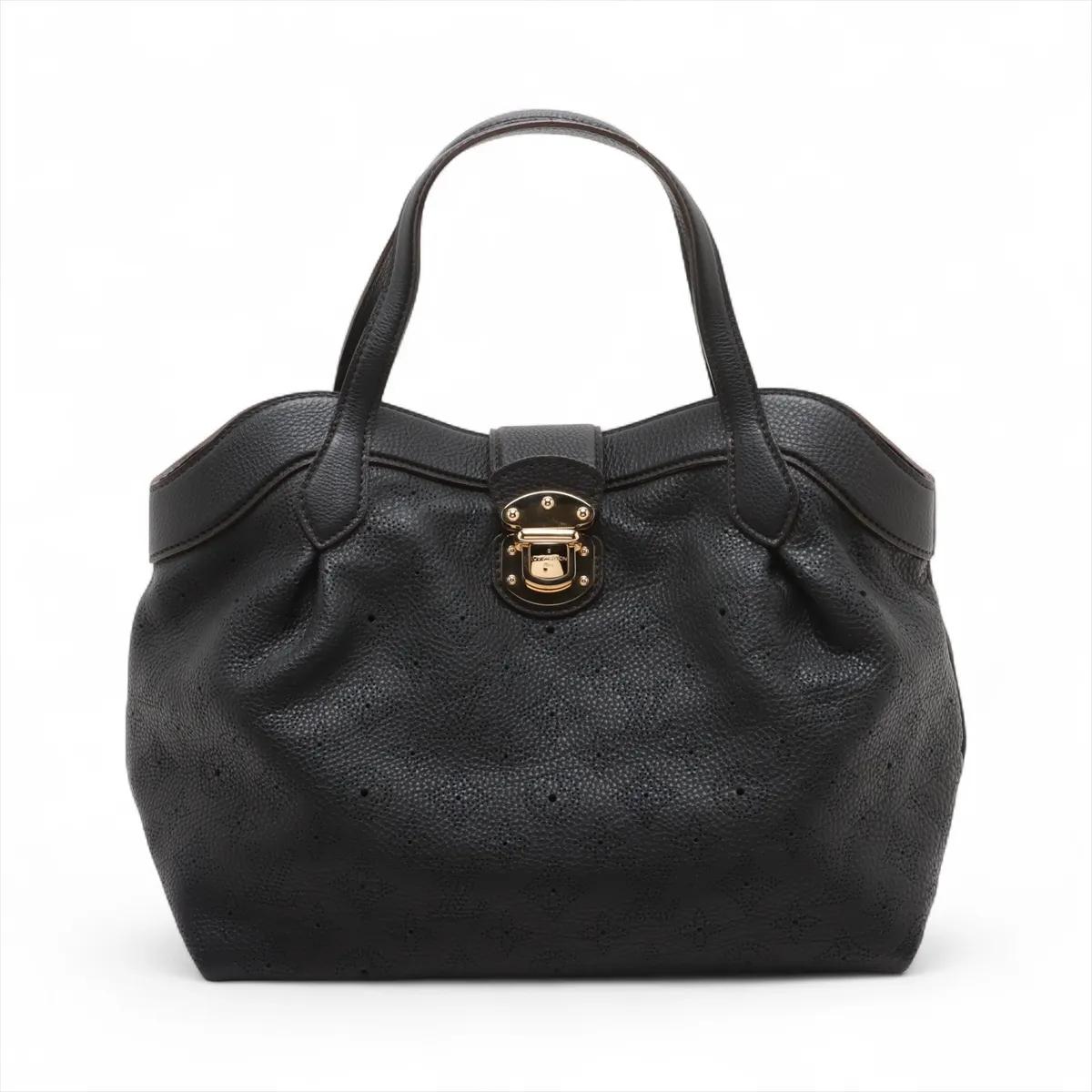 La borsa Louis Vuitton Monogram Mahina Cirrus PM in nero è una borsa sofisticata e graziosa che incarna la maestria della Maison Maison nel lusso sobrio. Realizzata in morbida pelle Mahina traforata con l'iconico motivo Monogram, offre una texture