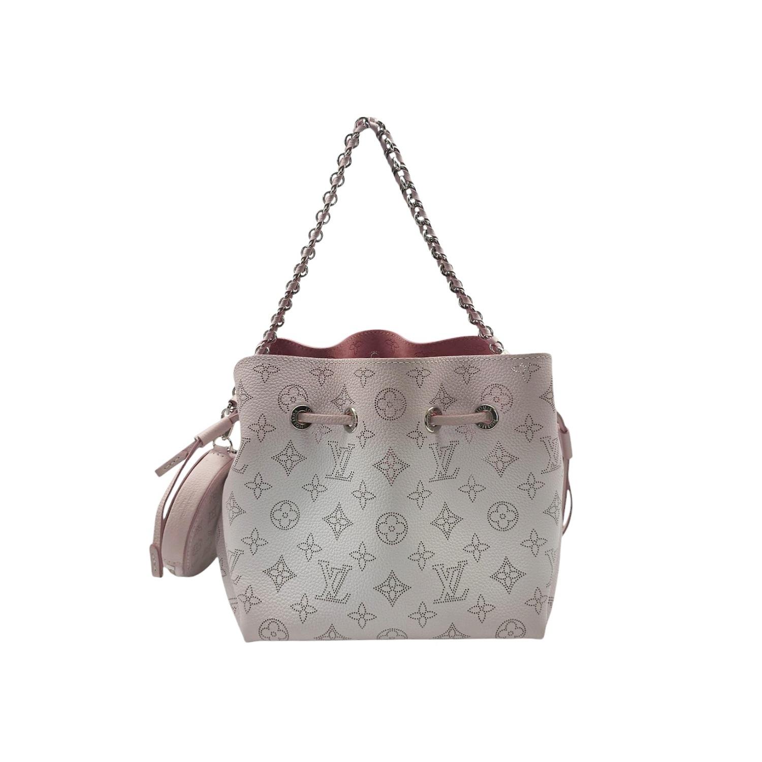 Die Louis Vuitton Monogram Halo Bella Eimertasche ist das ultimative Accessoire mit Stil. Hergestellt aus perforiertem Mahina-Leder mit Monogram in Lilas Violett mit auffälligem Halo-Effekt und einer Innenausstattung aus rosa Mikrofaser. Sie verfügt