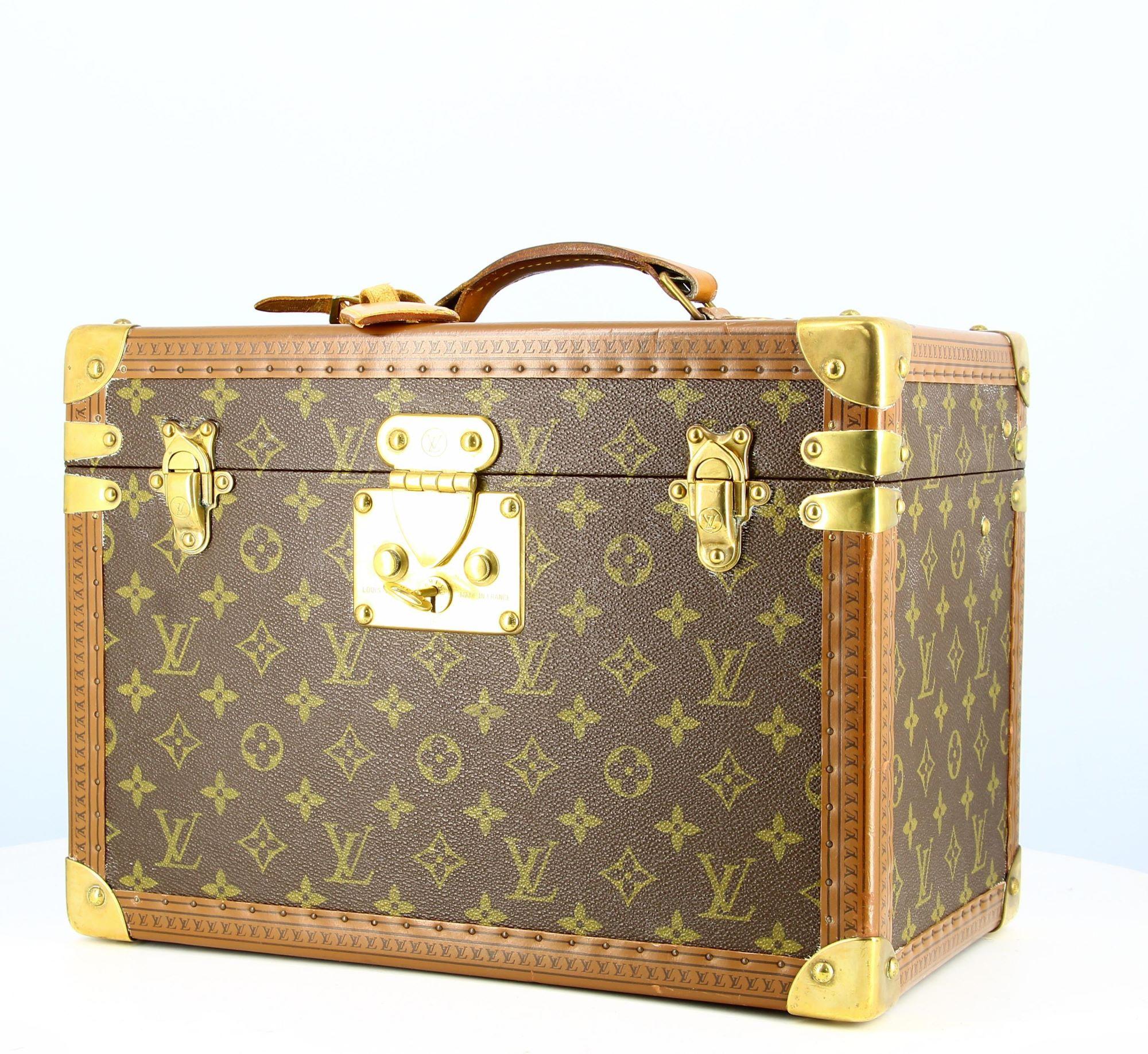 Mallet Louis Vuitton Monogram
- Brown monogram mallet, leather strap
- Golden plated closure, with keys
- Beige leather interior, two parts, one with several loops
Height 24 cm / 9 1⁄2