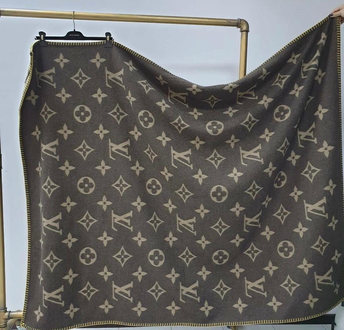 This classic Monogram blanket in  is perfect for cocooning at home or throwing over your shoulder for an audacious and trendy look

100% Cashmere
180*135 cm
Monogram signature all-over the pattern.

Very good condition.

For buyers from EU we can