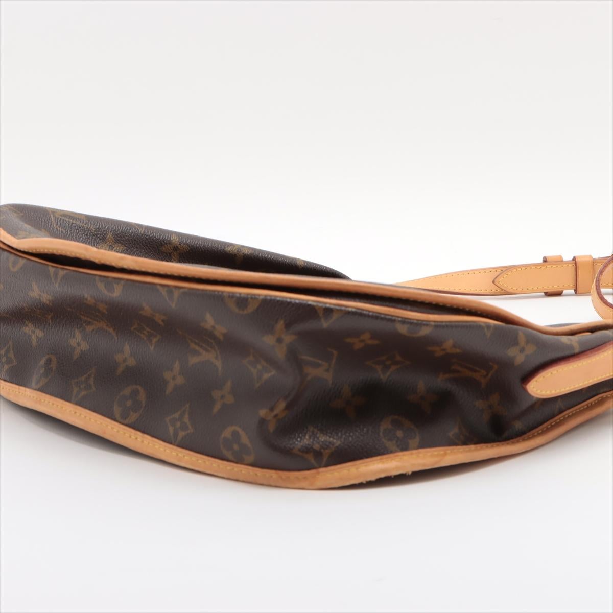 Louis Vuitton Monogram Menilmontant MM In Good Condition For Sale In Indianapolis, IN