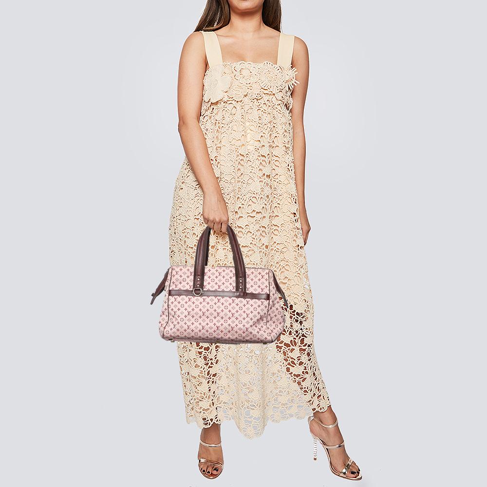 Tutti sanno che Louis Vuitton è famosa per la produzione di borse squisite e durature. Questa borsa Josephine GM è sinonimo di stile ed eleganza in tutti i sensi. È stata disegnata utilizzando la tela Monogram Mini Lin con finiture dorate. È dotato