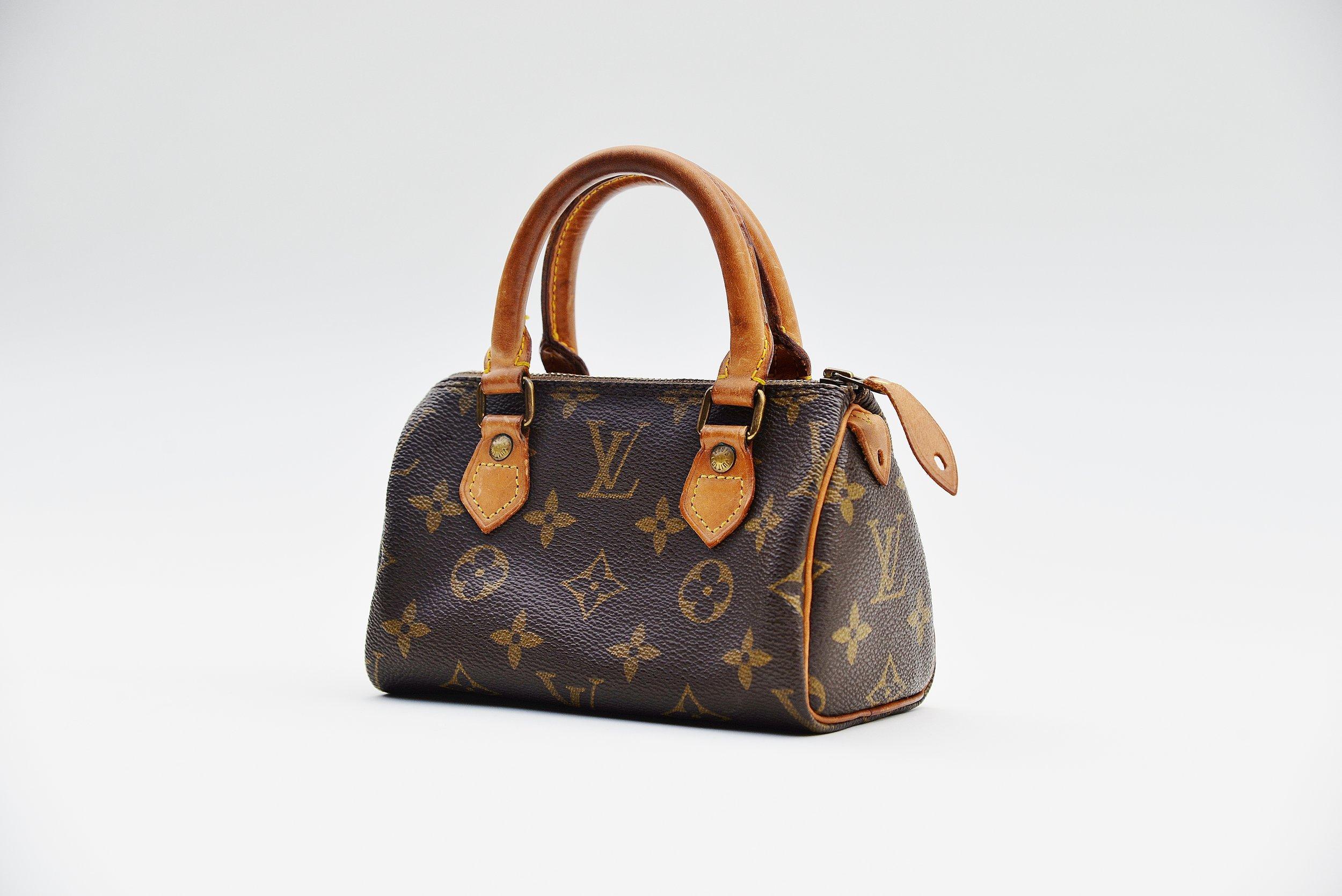 From the collection of Savineti we offer this Louis Vuitton Mini Speey:
-	Brand: Louis Vuitton
-	Model: Mini Speedy
-	Year: 1980
-	Condition: good
-	Materials: monogram canvas with leather handles
-       Length of the handle: 6.5cm
We at Savineti
