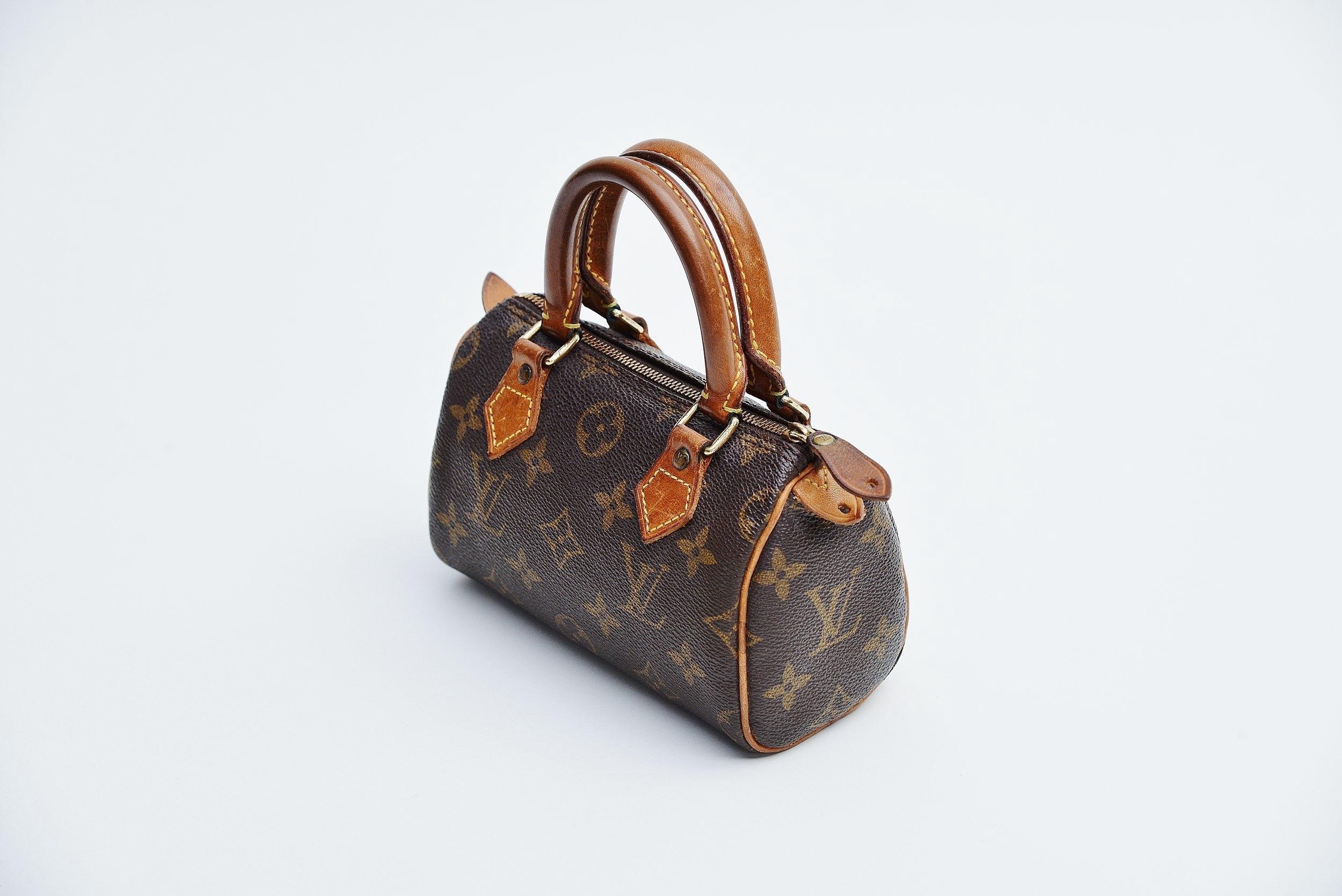 From the collection of Savineti we offer this rare Louis Vuitton Mini Speedy:
-	Brand: Louis Vuitton
-	Model: Mini Speedy
-	Year: 1994
-	Code: TH0944
-	Condition: Good
-	Materials: monogram canvas with leather handles
-	Length of the handle: 6.5cm