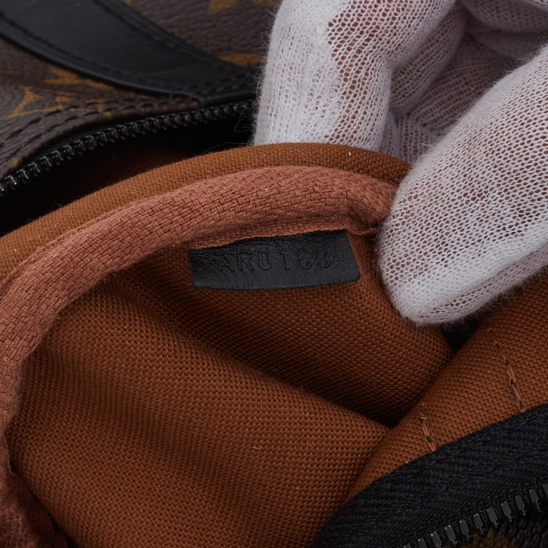 Mini sac à bandoulière Louis Vuitton modèle Polochon 30 avec monogramme (2019) Pour hommes en vente