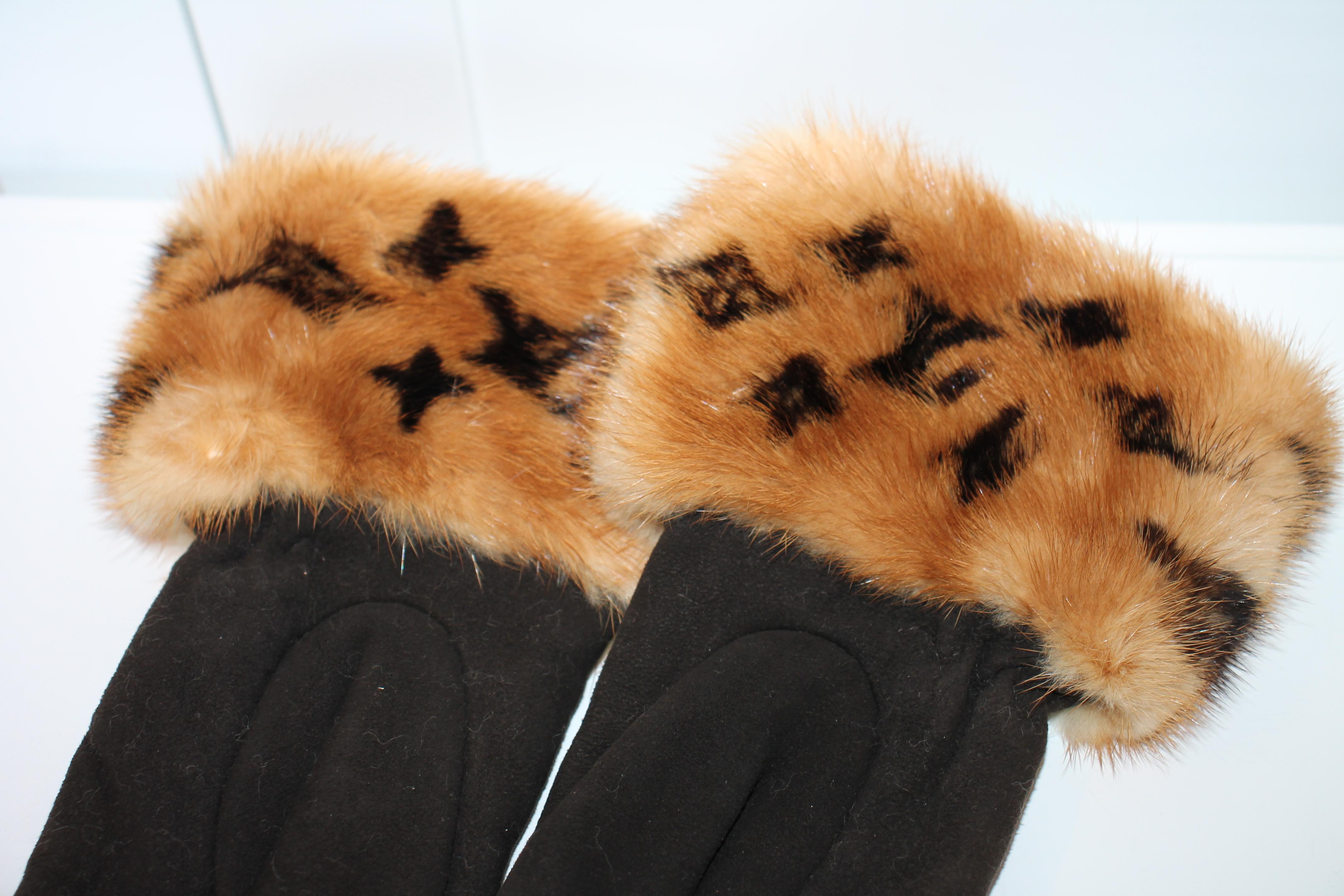 Louis Vuitton Monogram Mink Gloves In Excellent Condition For Sale In Roslyn, NY