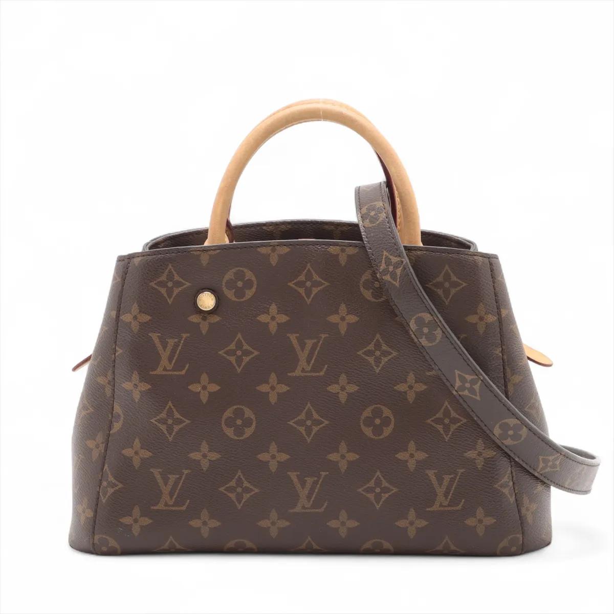 Le Monogram Montaigne BB de Louis Vuitton en marron est un sac à main raffiné et élégant qui allie parfaitement style et fonctionnalité. Confectionné en toile enduite Monogram emblématique et garni de cuir de vachette luxueux, il est rehaussé