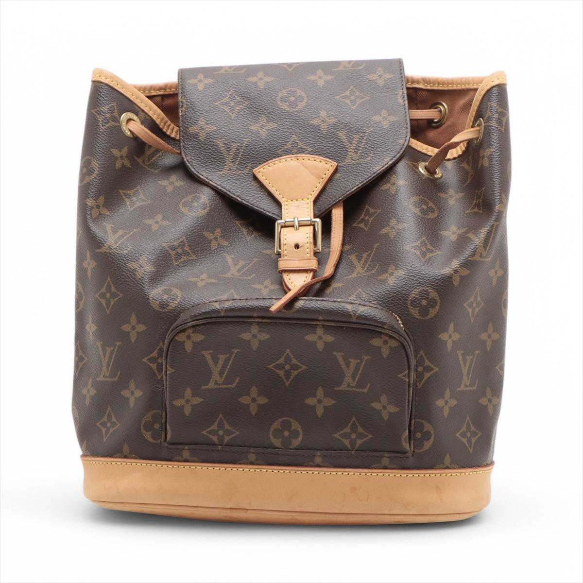 *envoi vers 4/1

Le Monogram Montsouris MM de Louis Vuitton est un sac à dos élégant et fonctionnel qui allie harmonieusement luxe et praticité. Confectionné à partir de la toile Monogram emblématique, il est doté d'une garniture en cuir de vachette